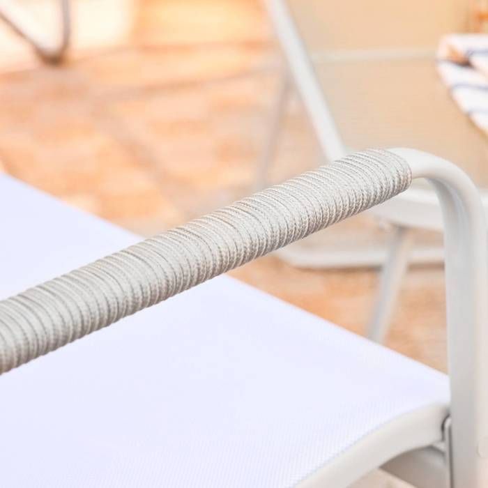 Noto tuinset van wit staal. 4 zitplaatsen. Een sofa. Een tafel. Twee fauteuils van textilene.