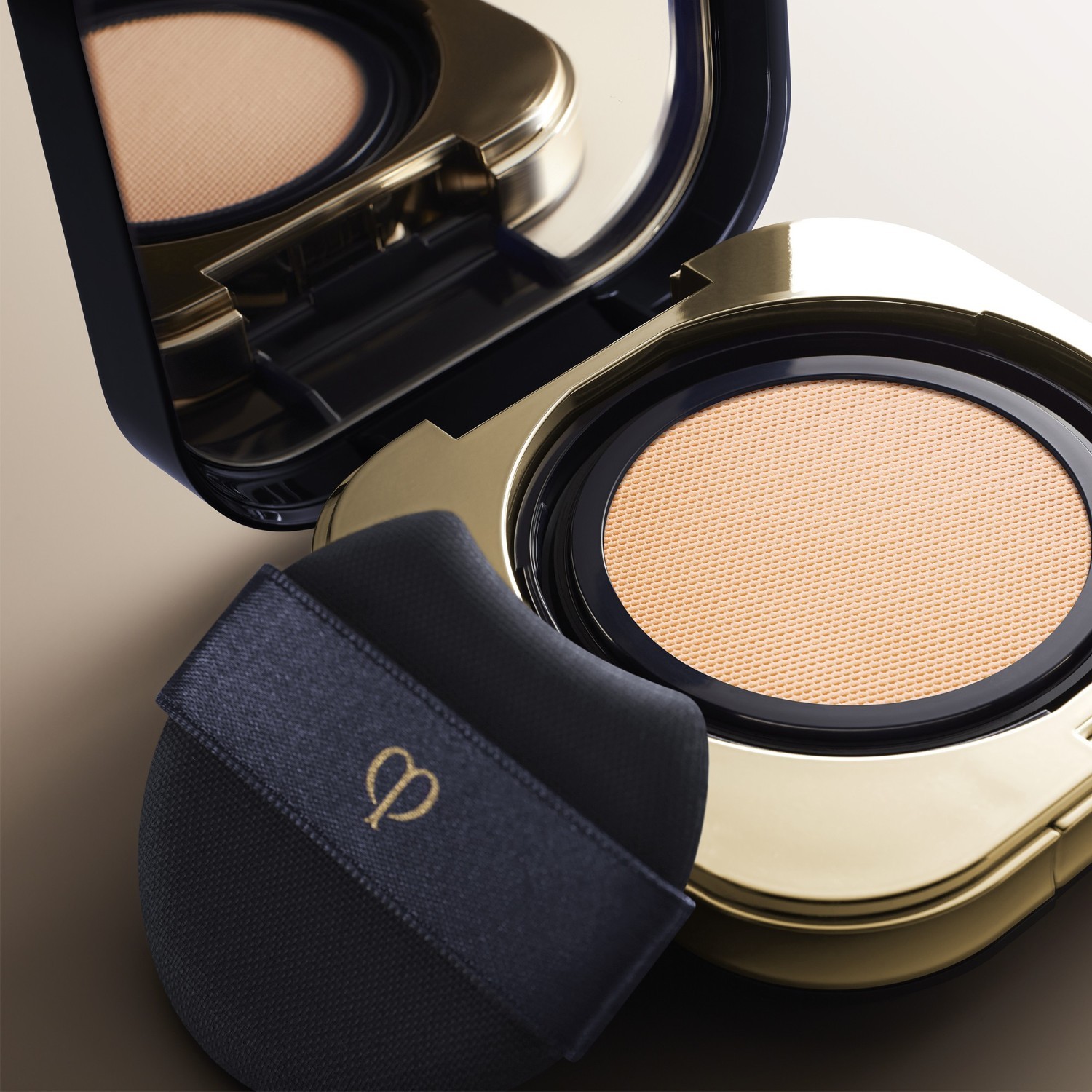Clé de Peau Beauté Foundation Radiant Cushion Foundation Natural – 14 g