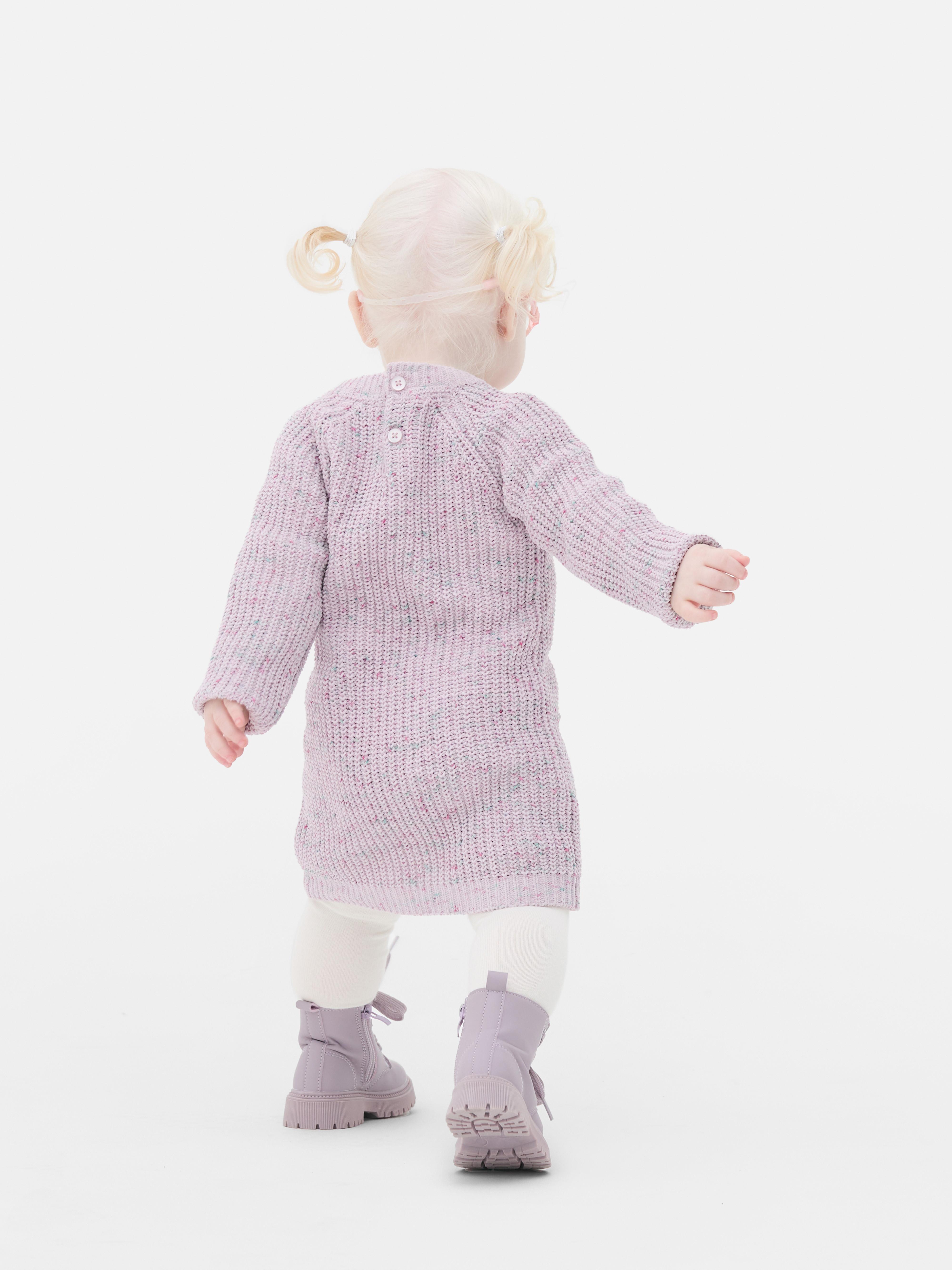 Set de rochie tip șorț tricotată cu unicorn și colanți. Acest duo mistic este alcătuit dintr-o rochie tip șorț tricotată și colanți asortați.