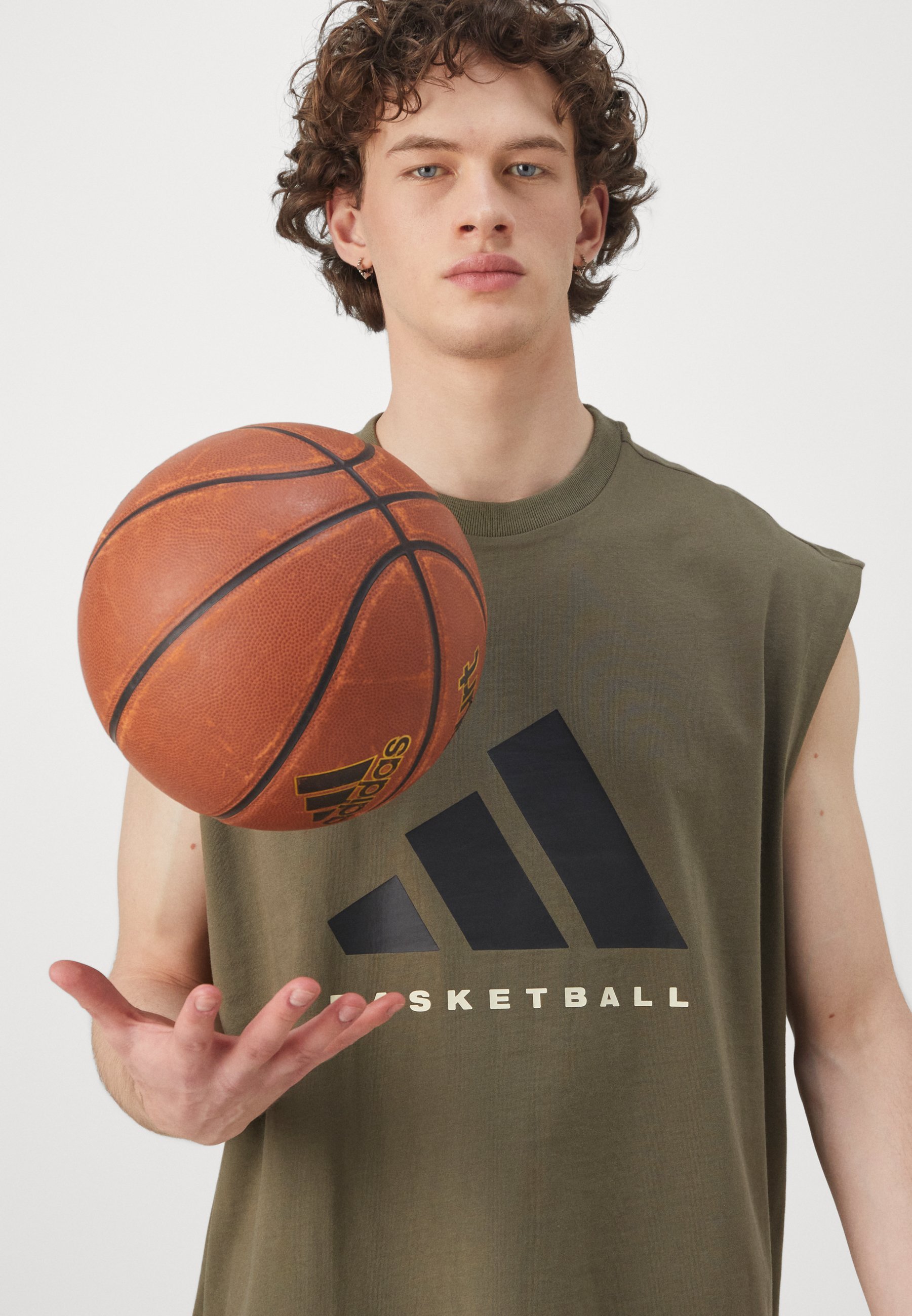 adidas Performance TEE - Spausdinti marškinėliai - alyvuogių spalvos
