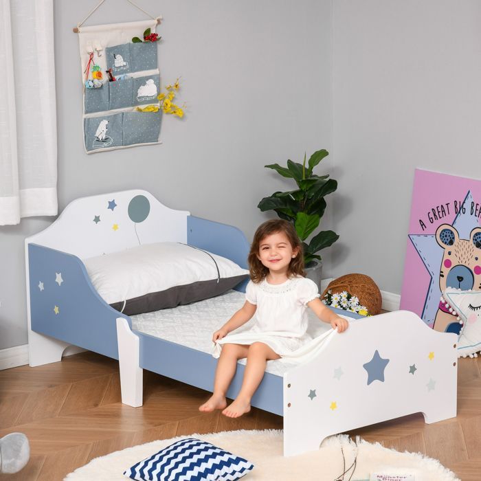 Cama infantil - HOMCOM - De 3 a 6 años - Diseño de estrellas - Base de láminas incluida - Dormitorio moderno - 143 x 74 x 59 cm - Azul y blanco