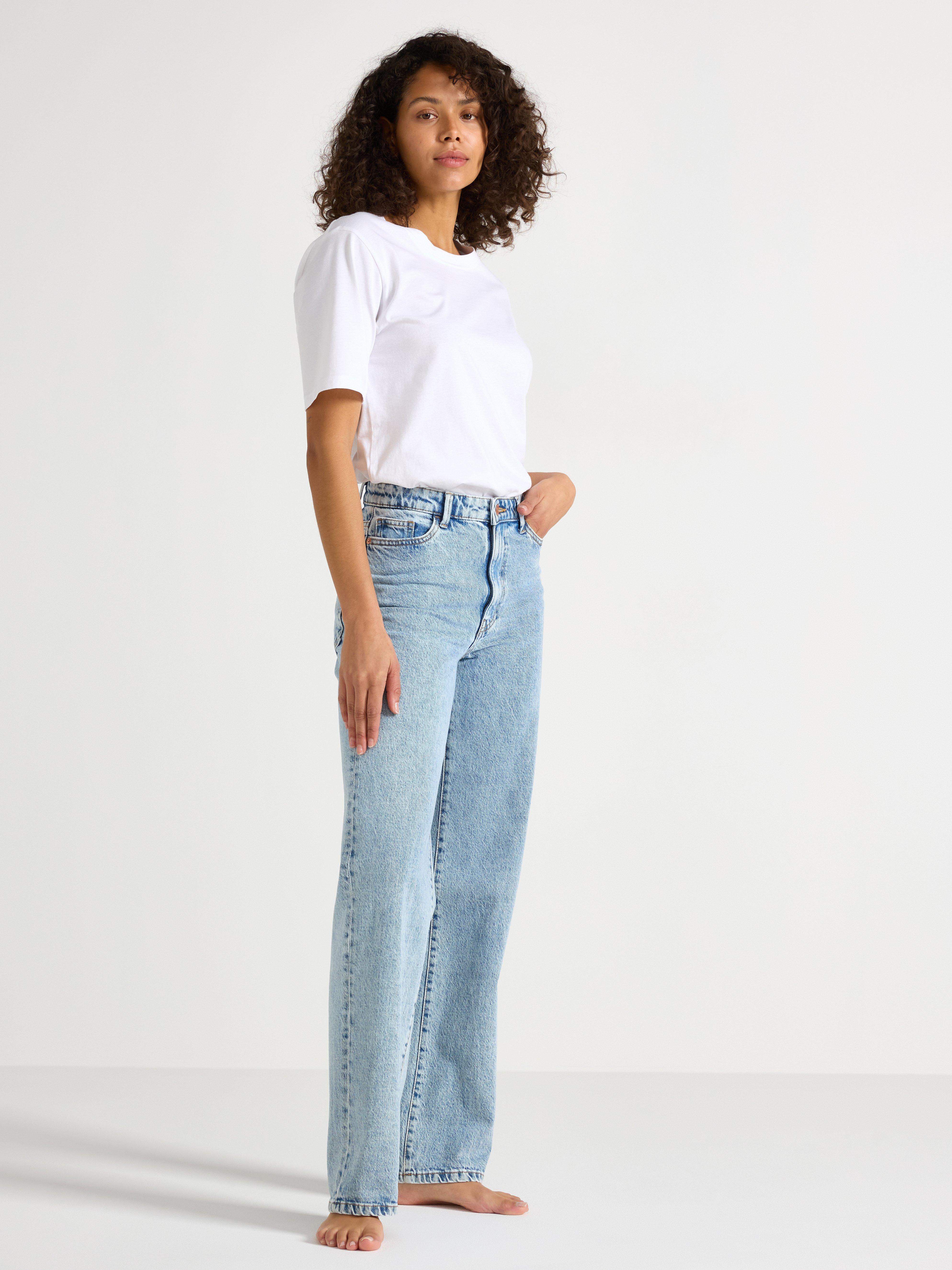 Calça jeans WIDE Hanna com leve elastano. Jeans claro.