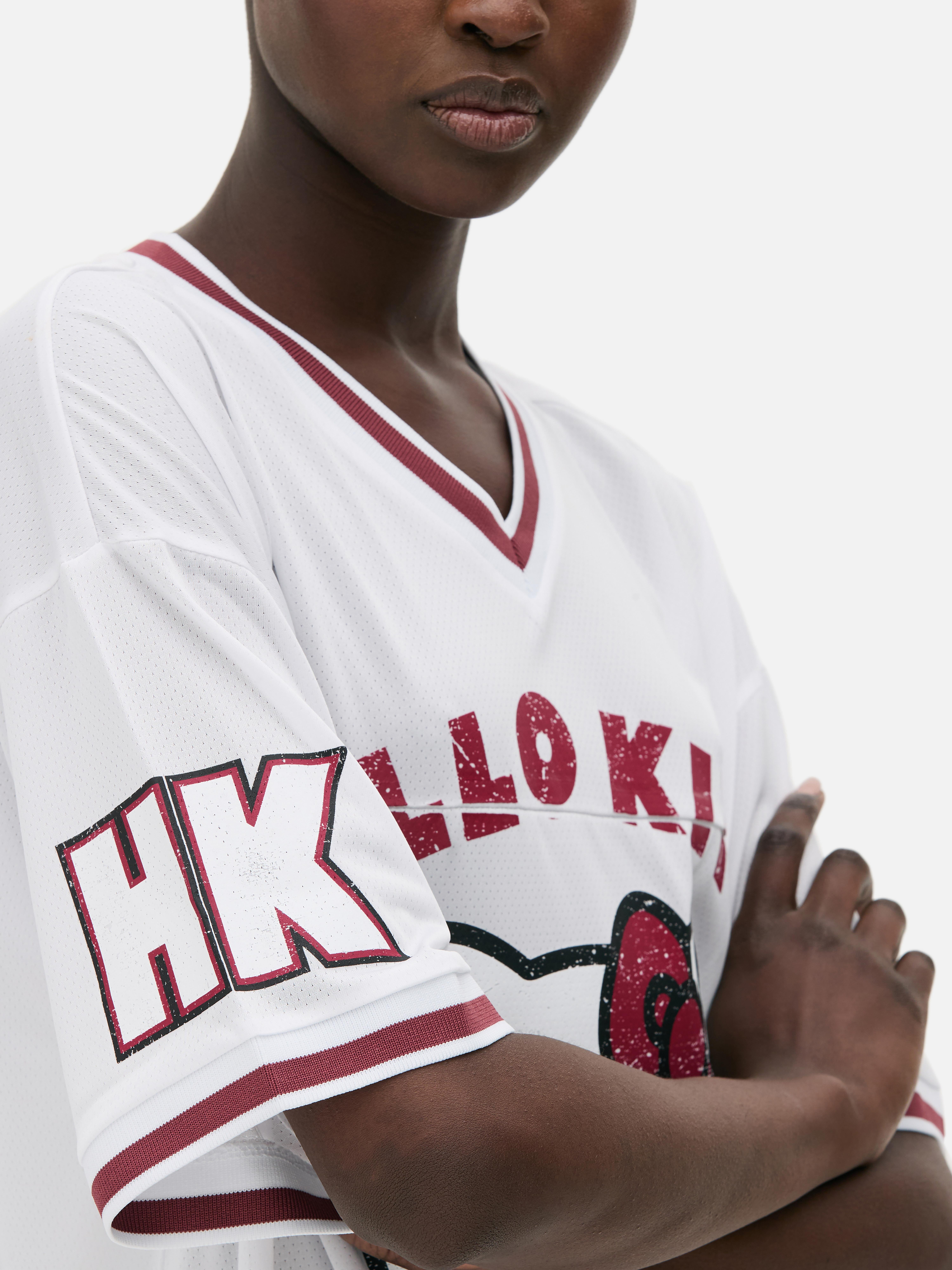 Hello Kitty Fußballtrikot Ein Fußballtrikot mit V-Ausschnitt, kurzen Ärmeln und Hello Kitty-Aufdruck