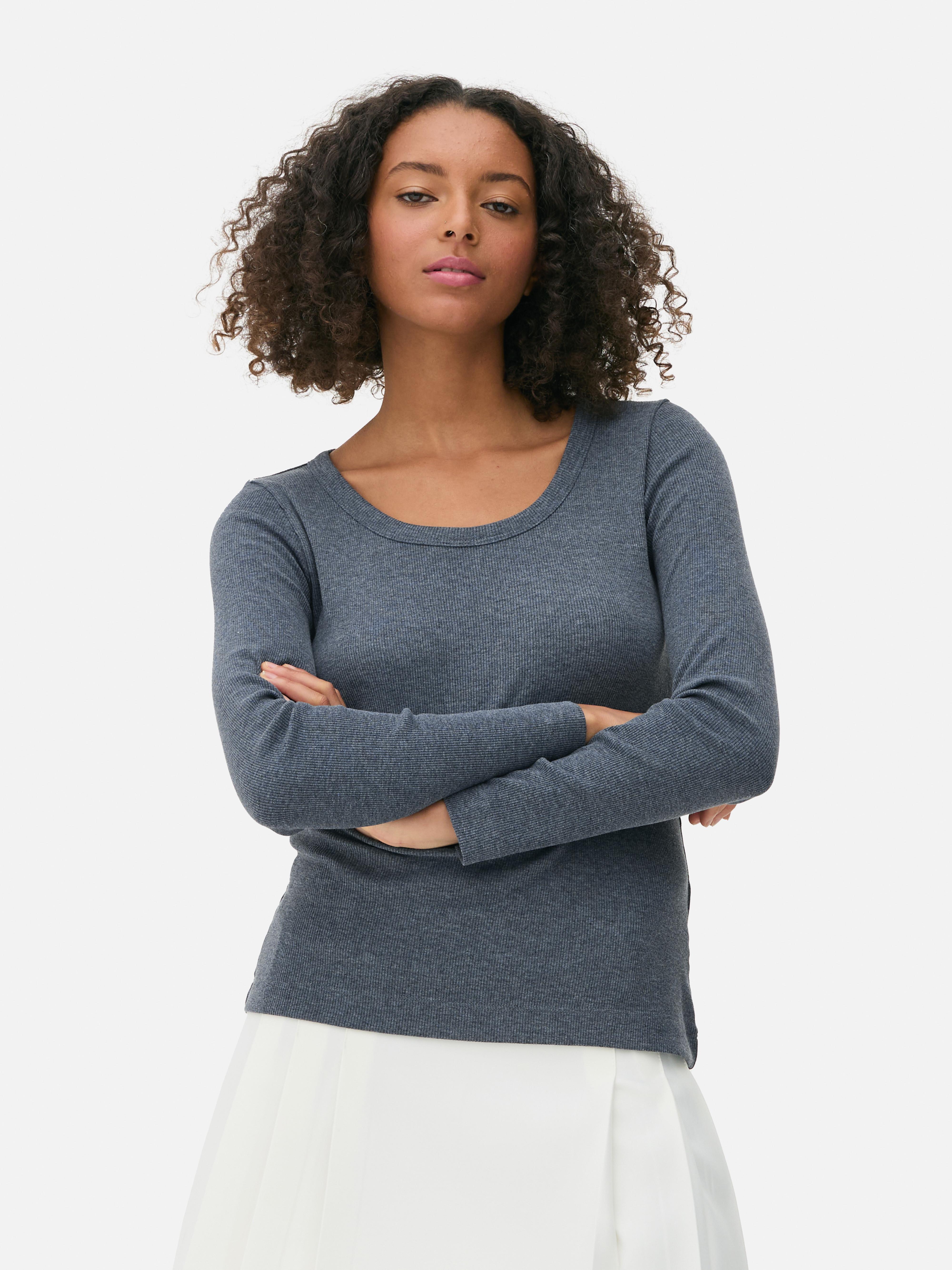Top cu mânecă lungă și decolteu în U. Acest tricou clasic casual cu mânecă lungă poate fi purtat ca un strat sau individual.