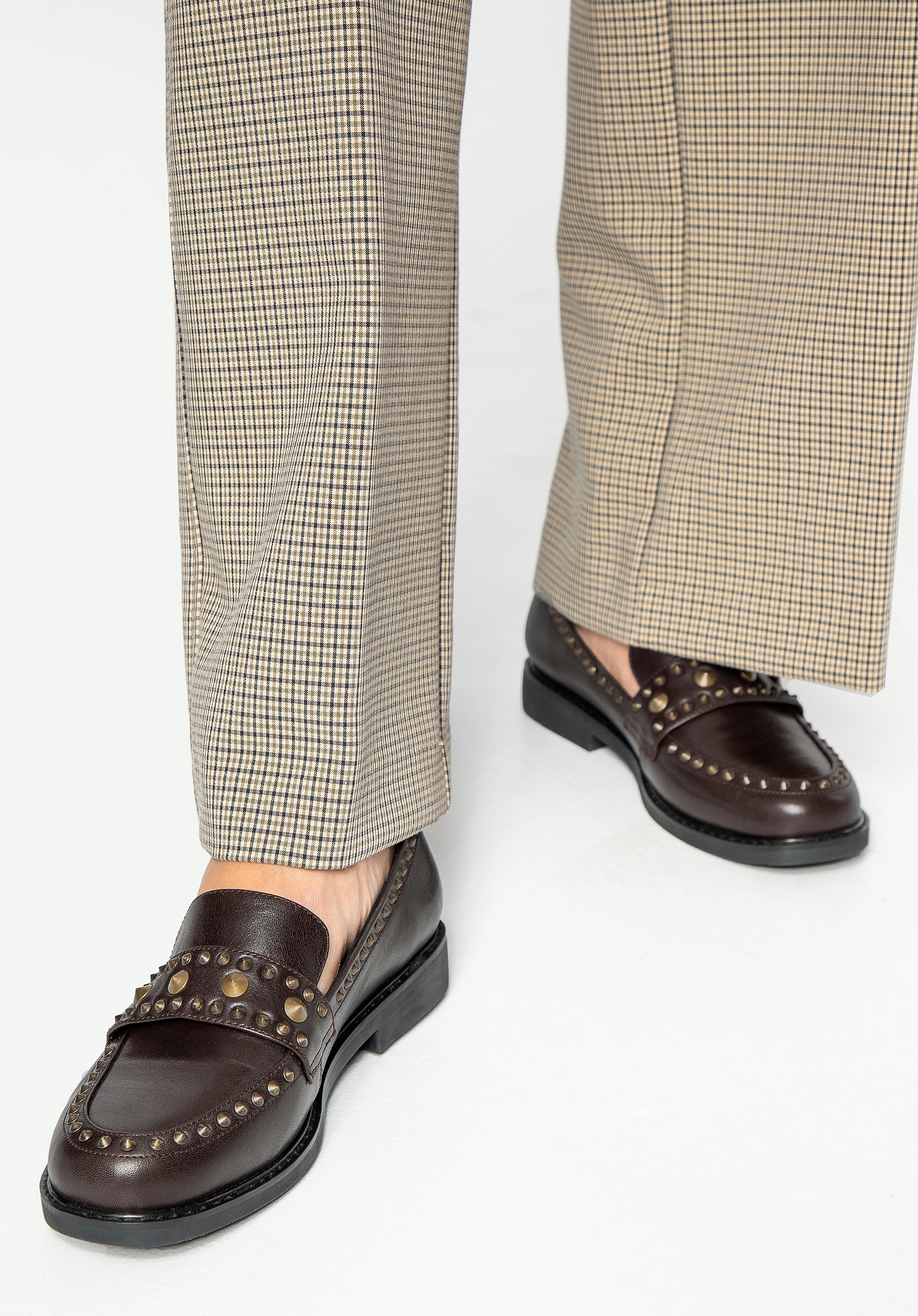 Damskie loafersy skórzane z ozdobnymi nitami brązowe