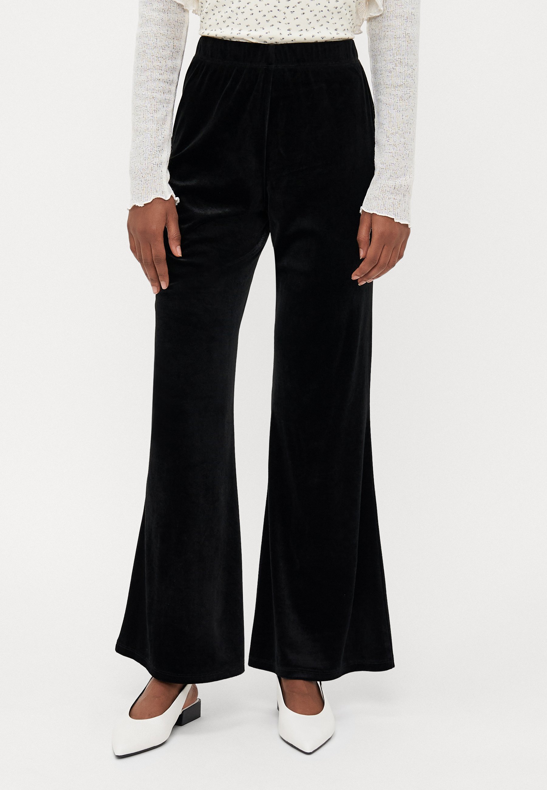 ONLY Petite ONLSMOOTH FLARED - Broek - zwart