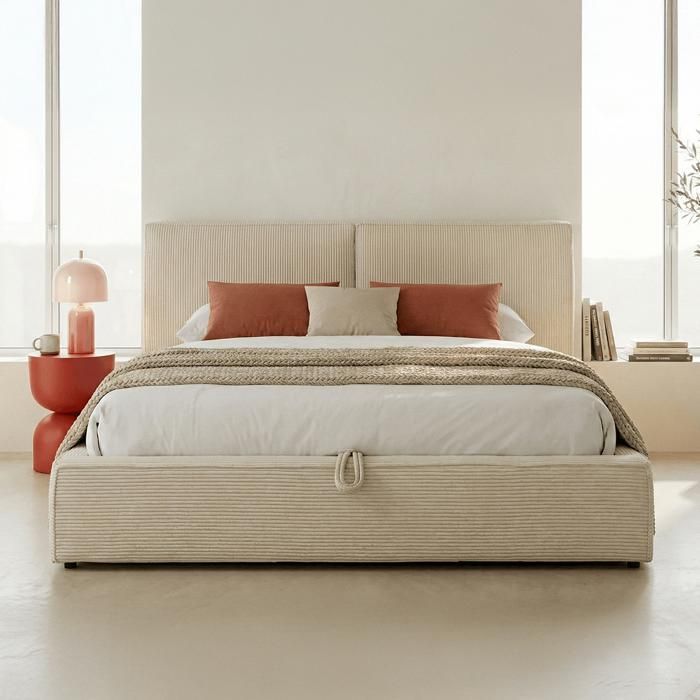 Cama de casal Arno de 140x190 cm com estrado de ripas e cabeceira estofada em veludo cotelê bege.