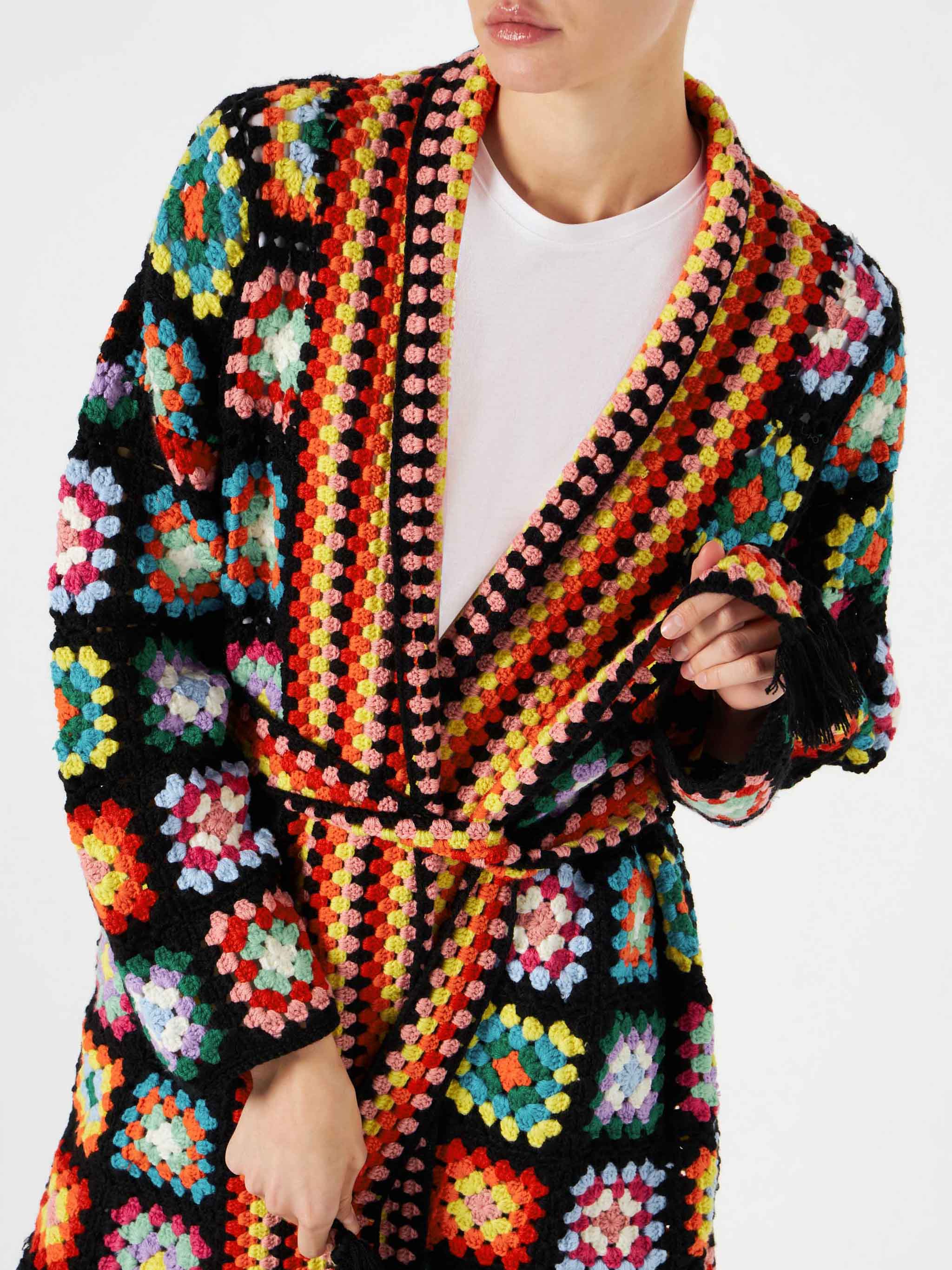 Manteau multicolore au crochet avec ceinture