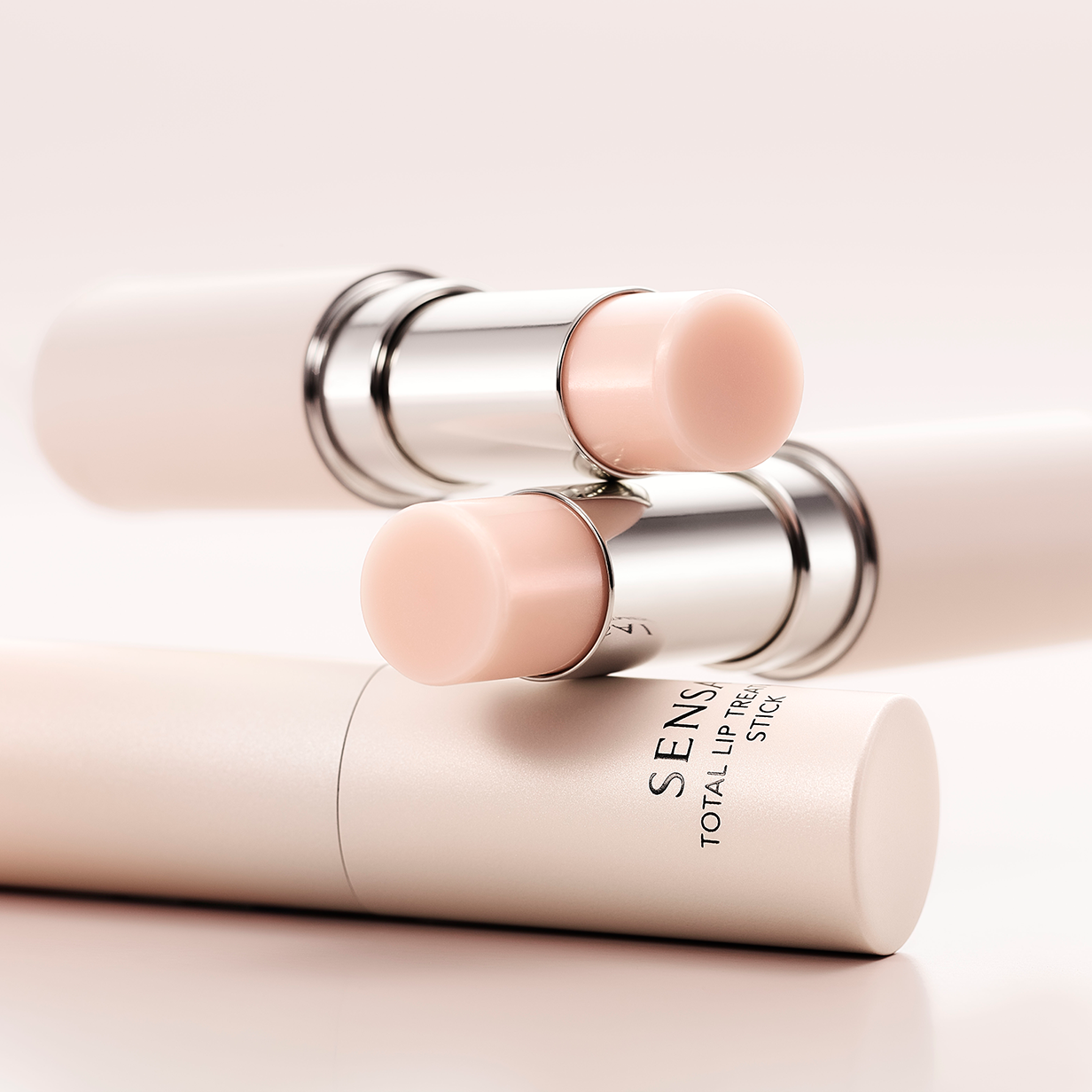 „Total Lip Treatment Stick“ lūpų balzamas Lūpos: balzamai ir prabangi priežiūra