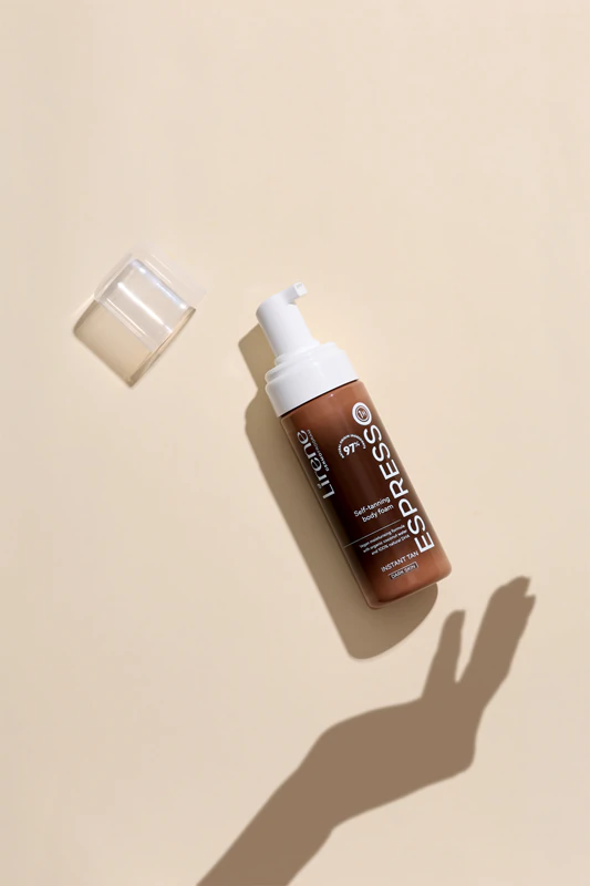 Espuma bronzeadora Lirene Perfect Tan para tons de pele escuros, para rosto e corpo.