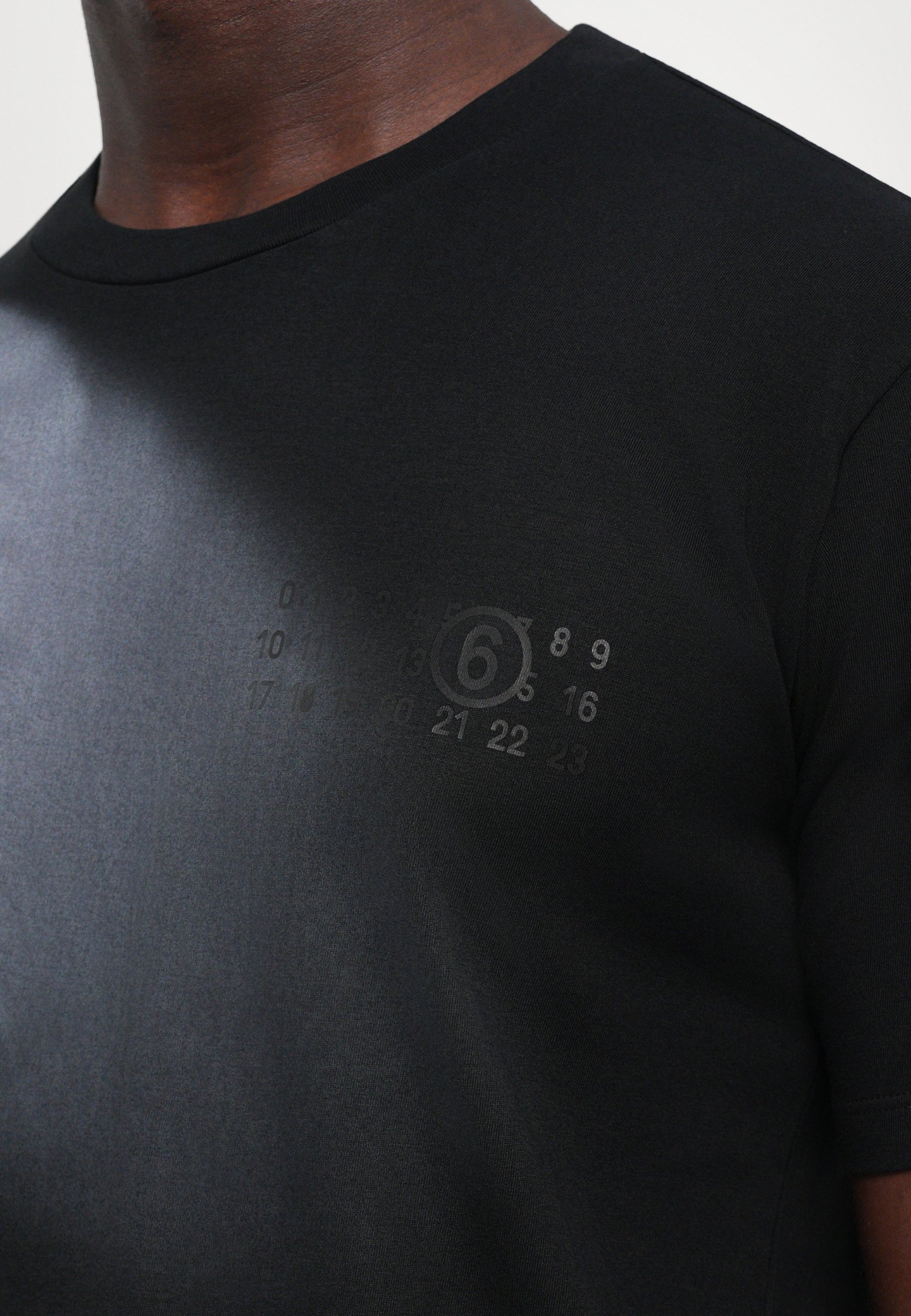 MM6 Maison Margiela marškinėliai su spauda – juodi