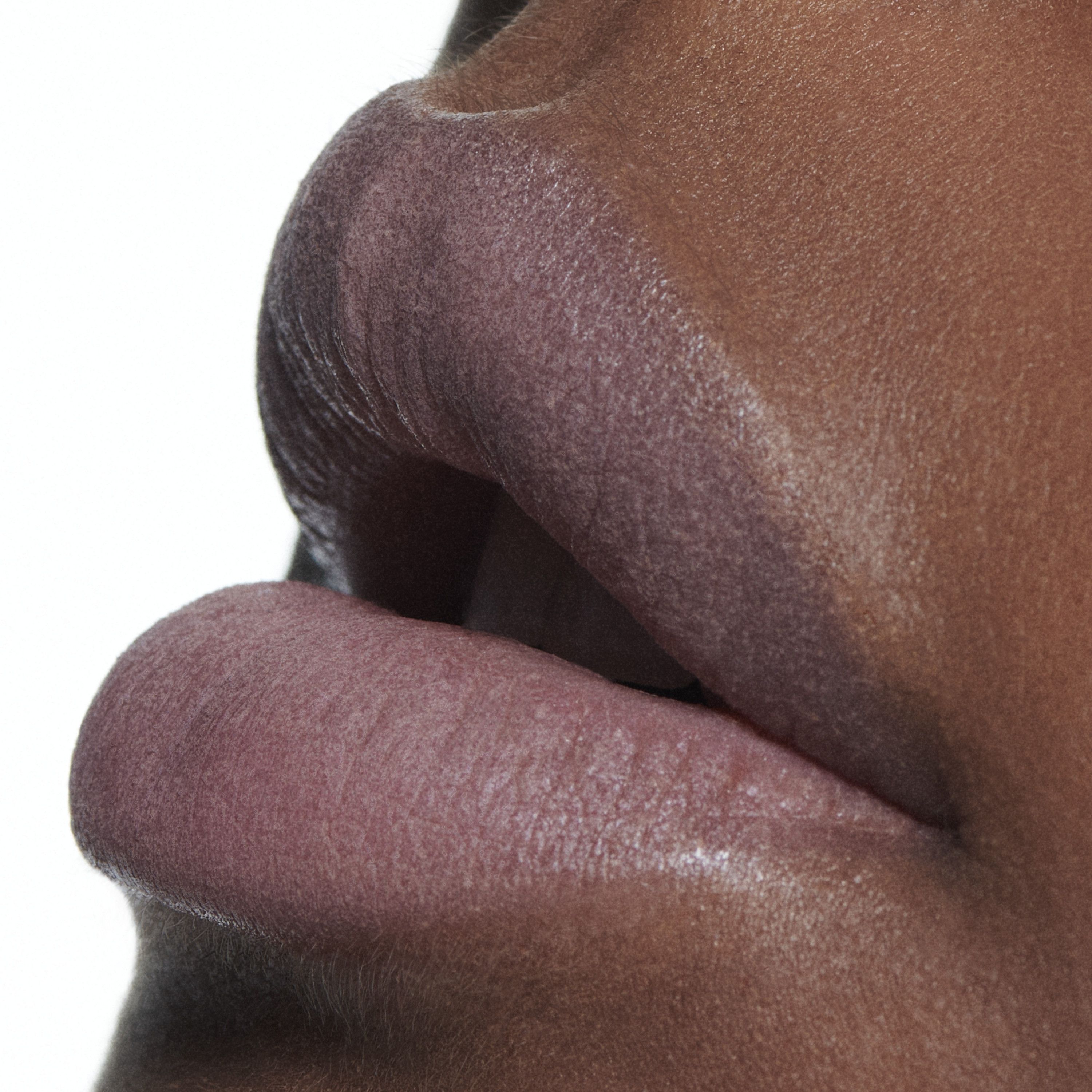 Tekutý rúž Powder Kiss v odtieňi Nude Luxusné tekuté rúže