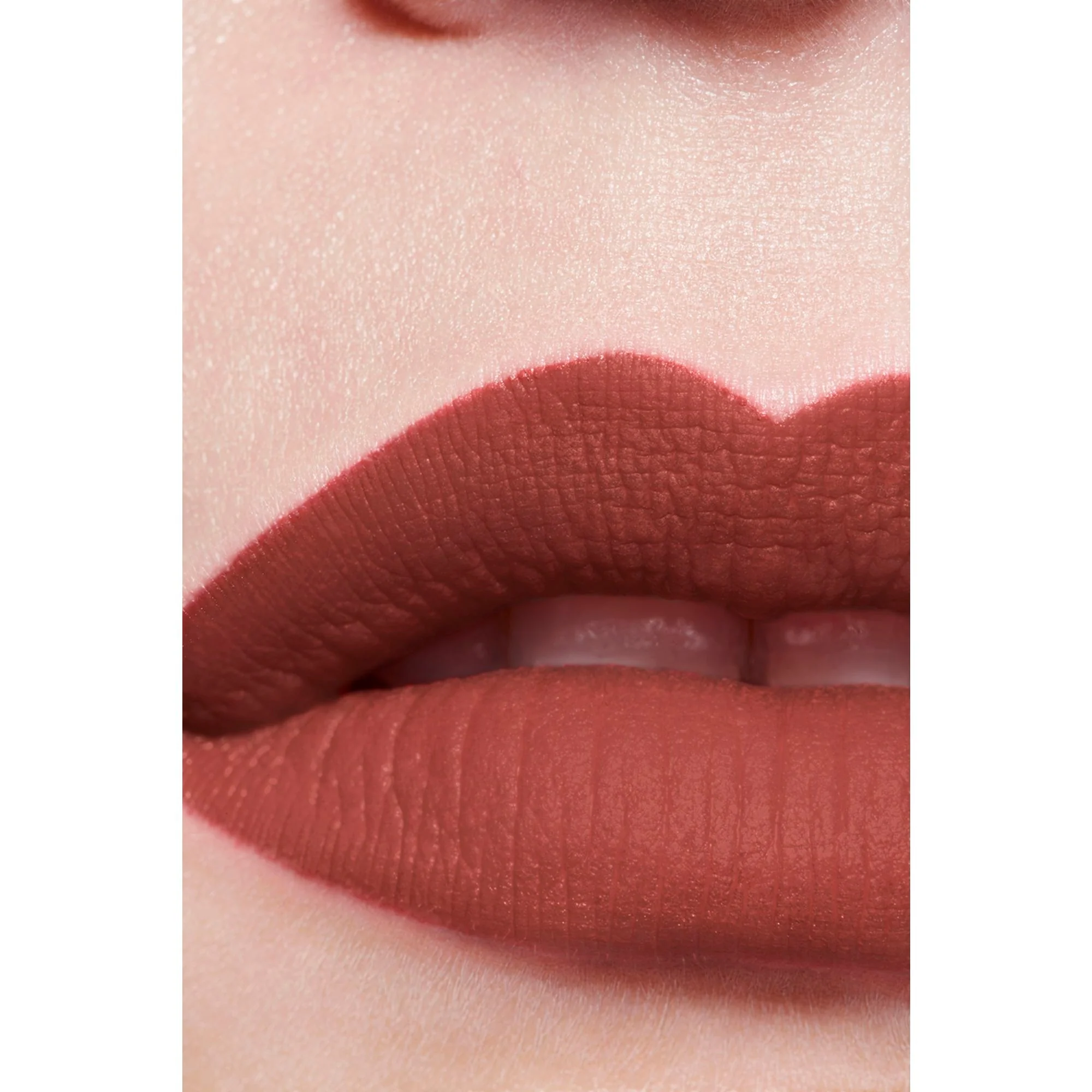 ROUGE ALLURE LIQUID VELVET - IL ROSSETTO FLUIDO OPACO INTENSO ULTRA-TENUTA