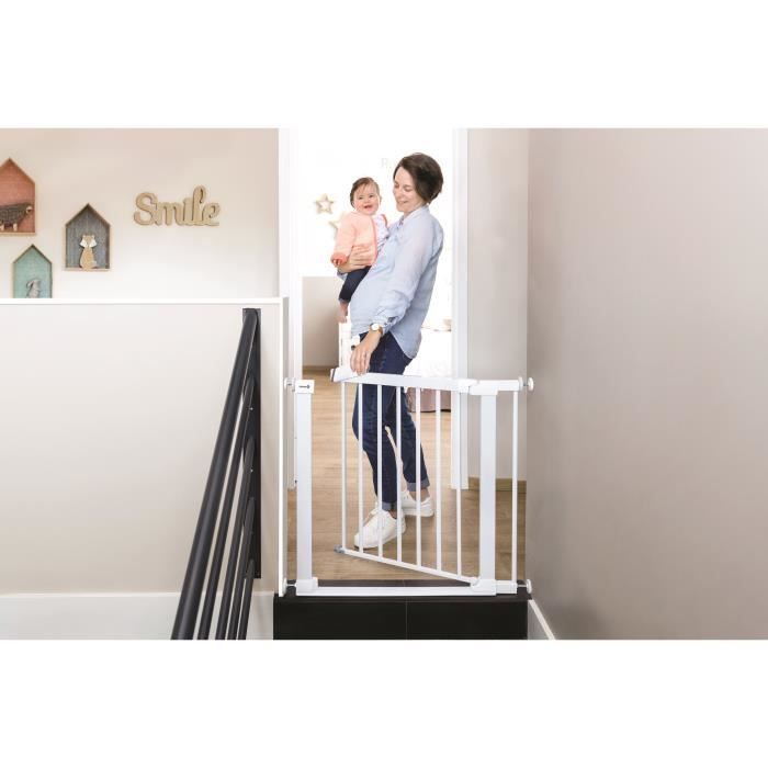 SAFETY 1ST Flat step safety gate with ultra-flat threshold bar, 73-80 cm wide, for children 6 to 24 months, white metal