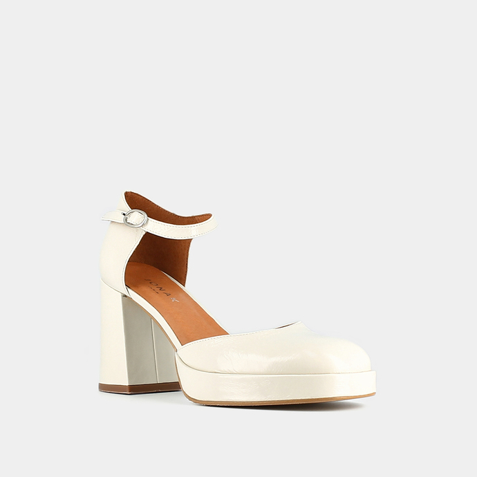 Babies à talons et bouts carrés  en cuir brillant écru