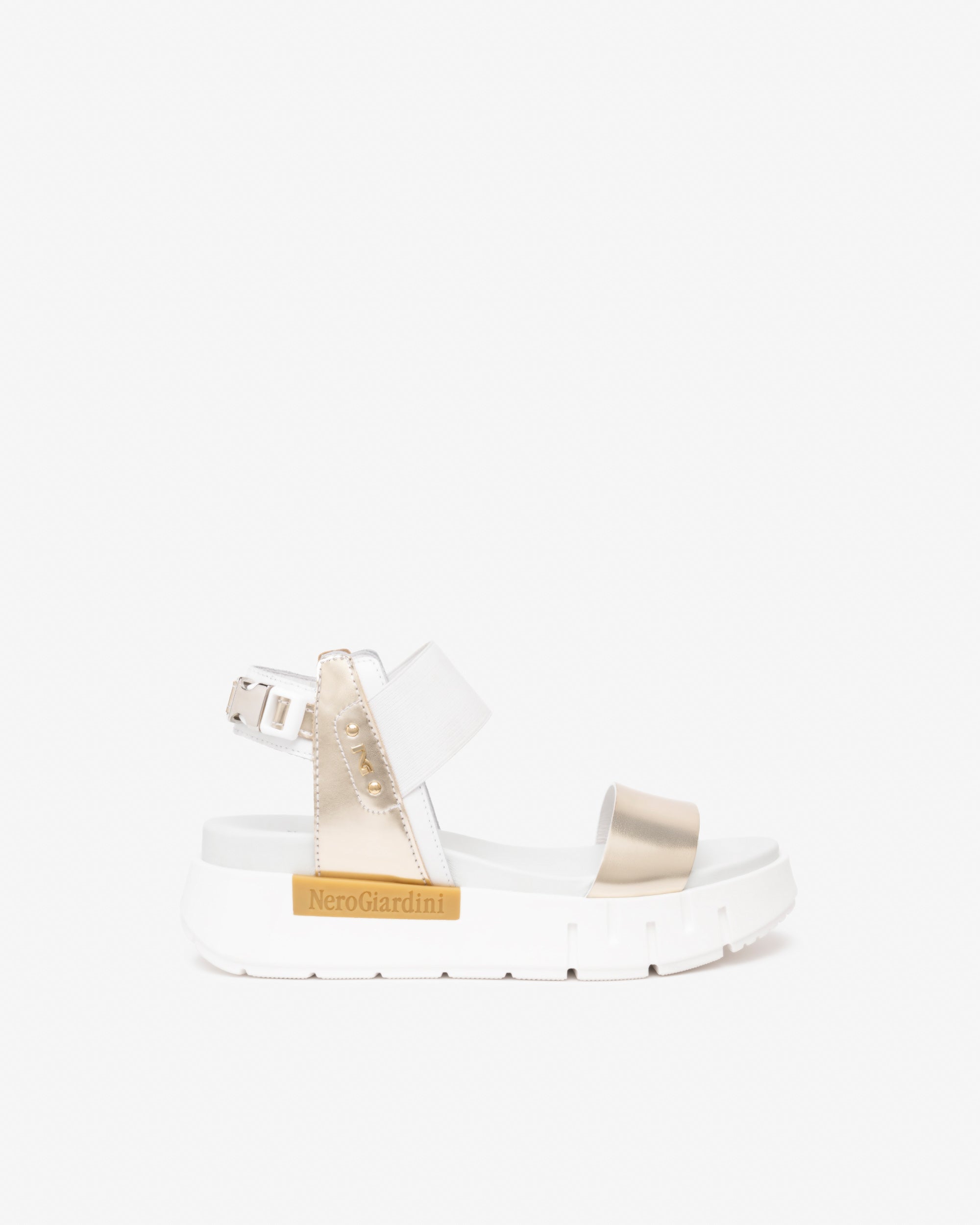 Damensandalen aus Leder und technischen Materialien