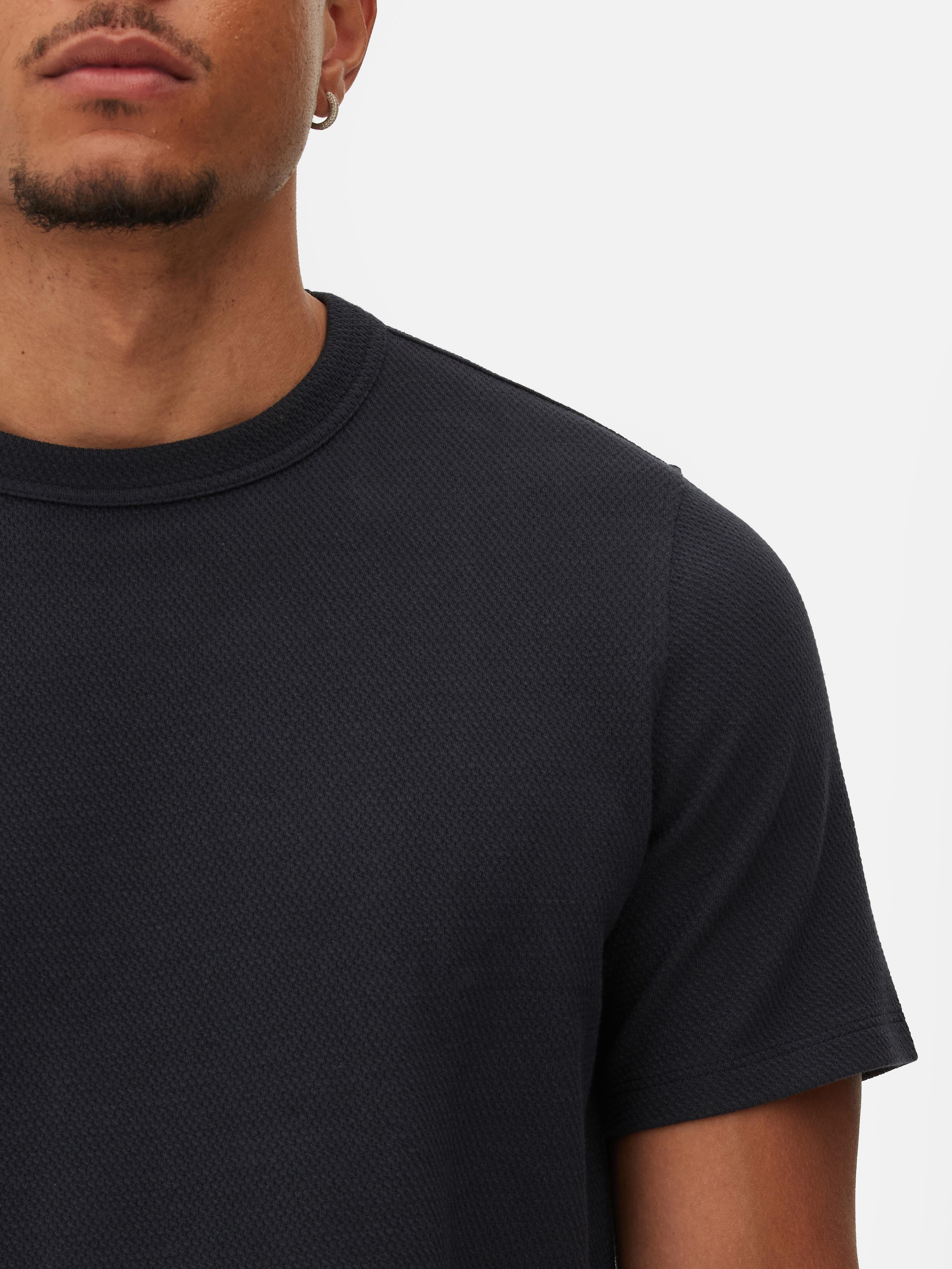 T-Shirt mit Wabenstruktur Ein T-Shirt mit Rundhalsausschnitt, kurzen Ärmeln und Wabenmuster
