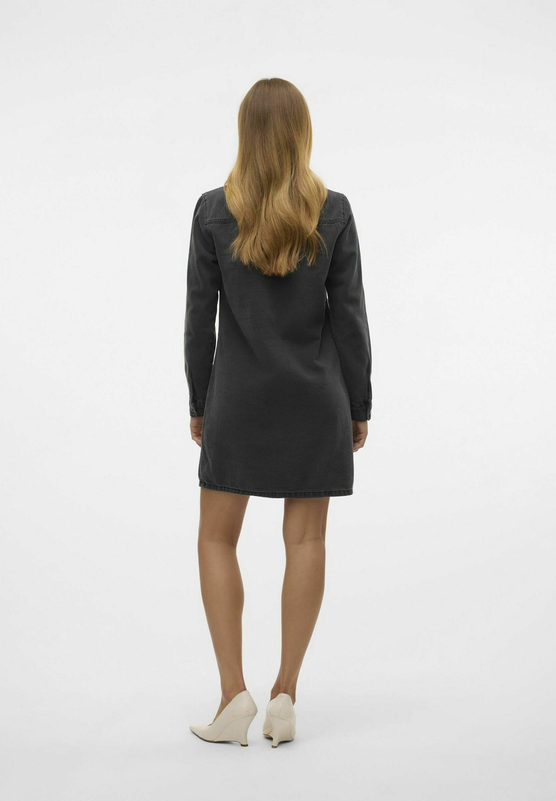 Robe courte Vero Moda VMJENNIE - Robe en jean - Jean noir