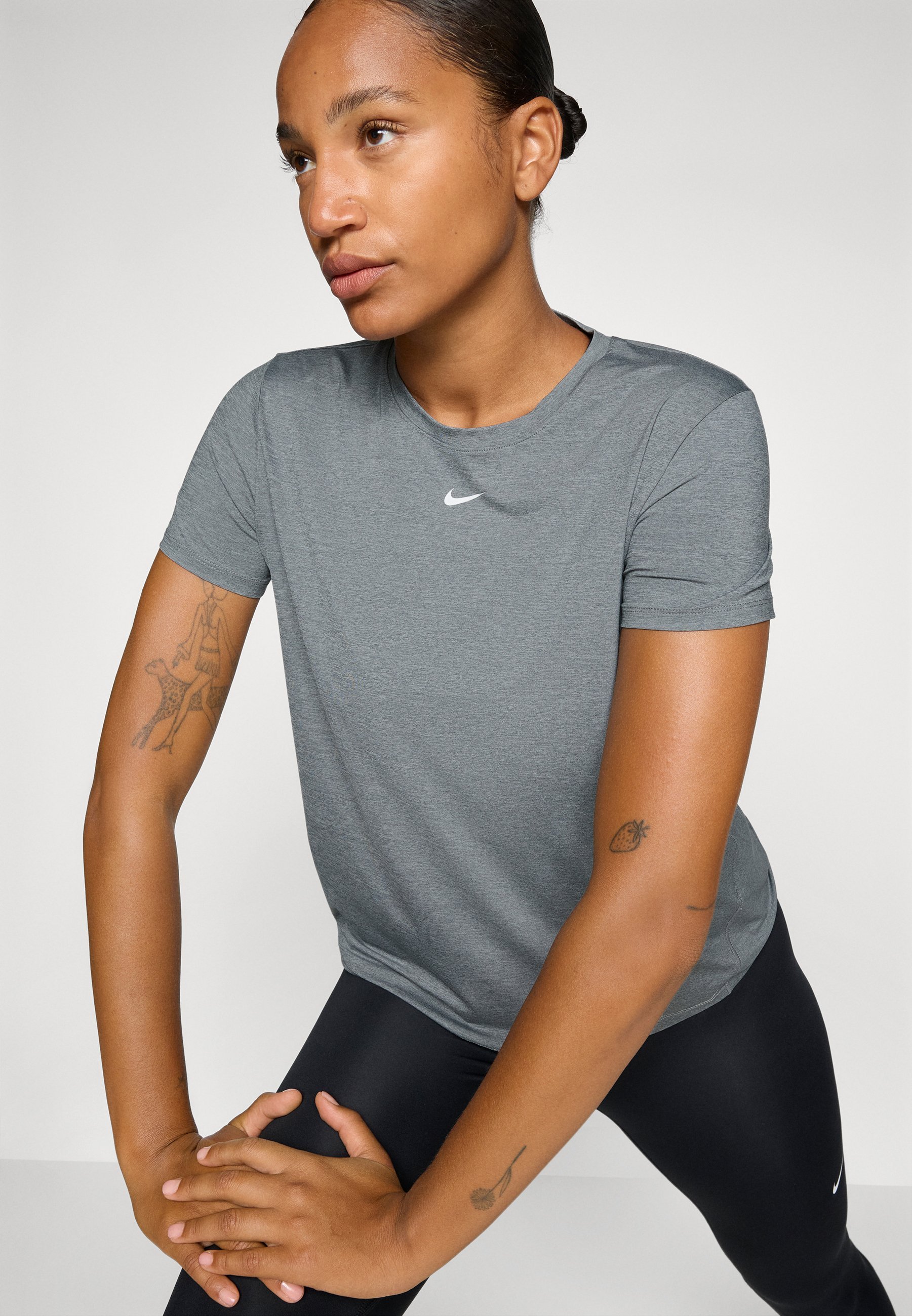 T-shirt de sport Nike Performance ONE CLASSIC - gris fumé/blanc