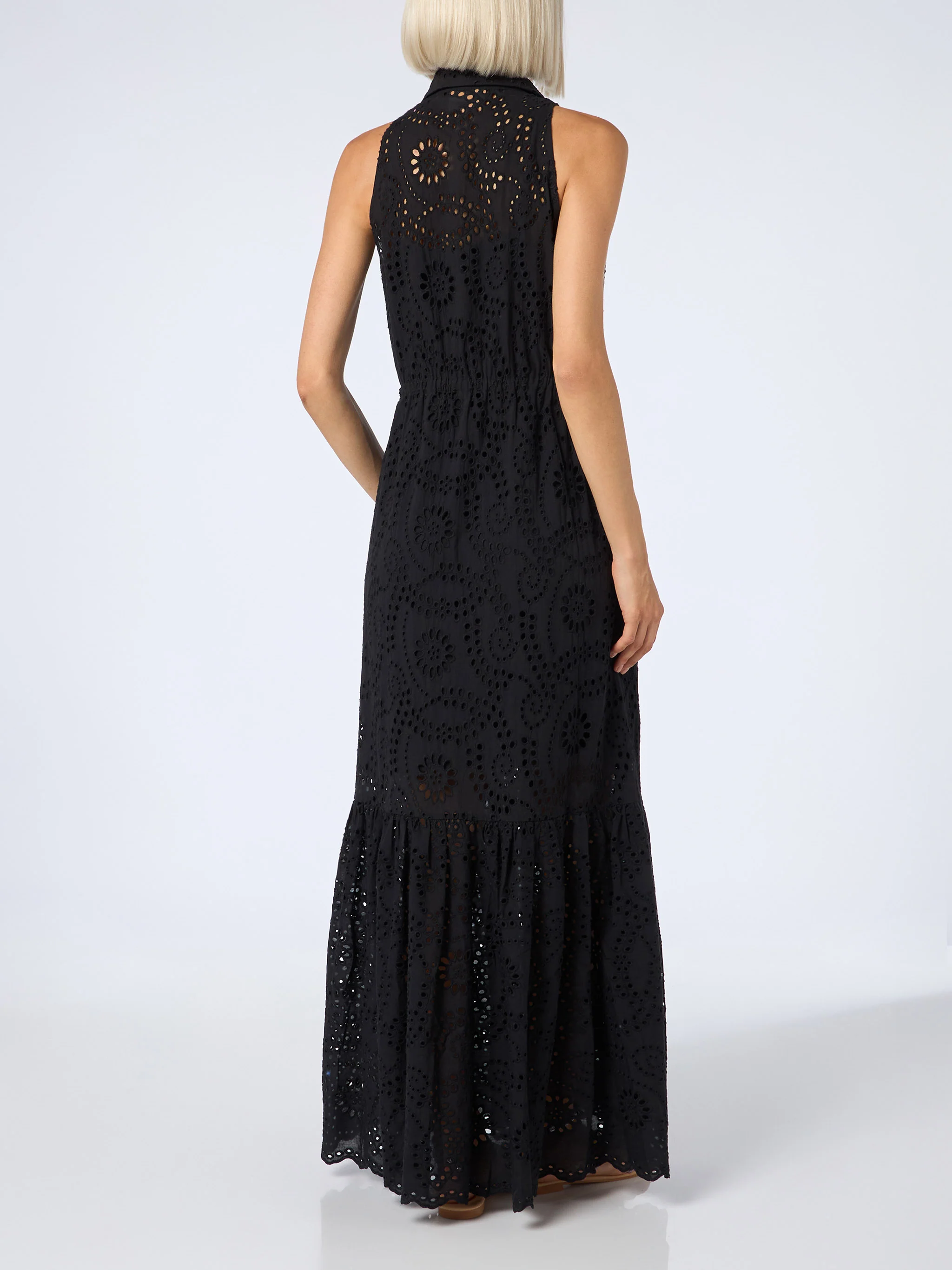 Vestido negro de encaje Sangallo para mujer con escote halter.