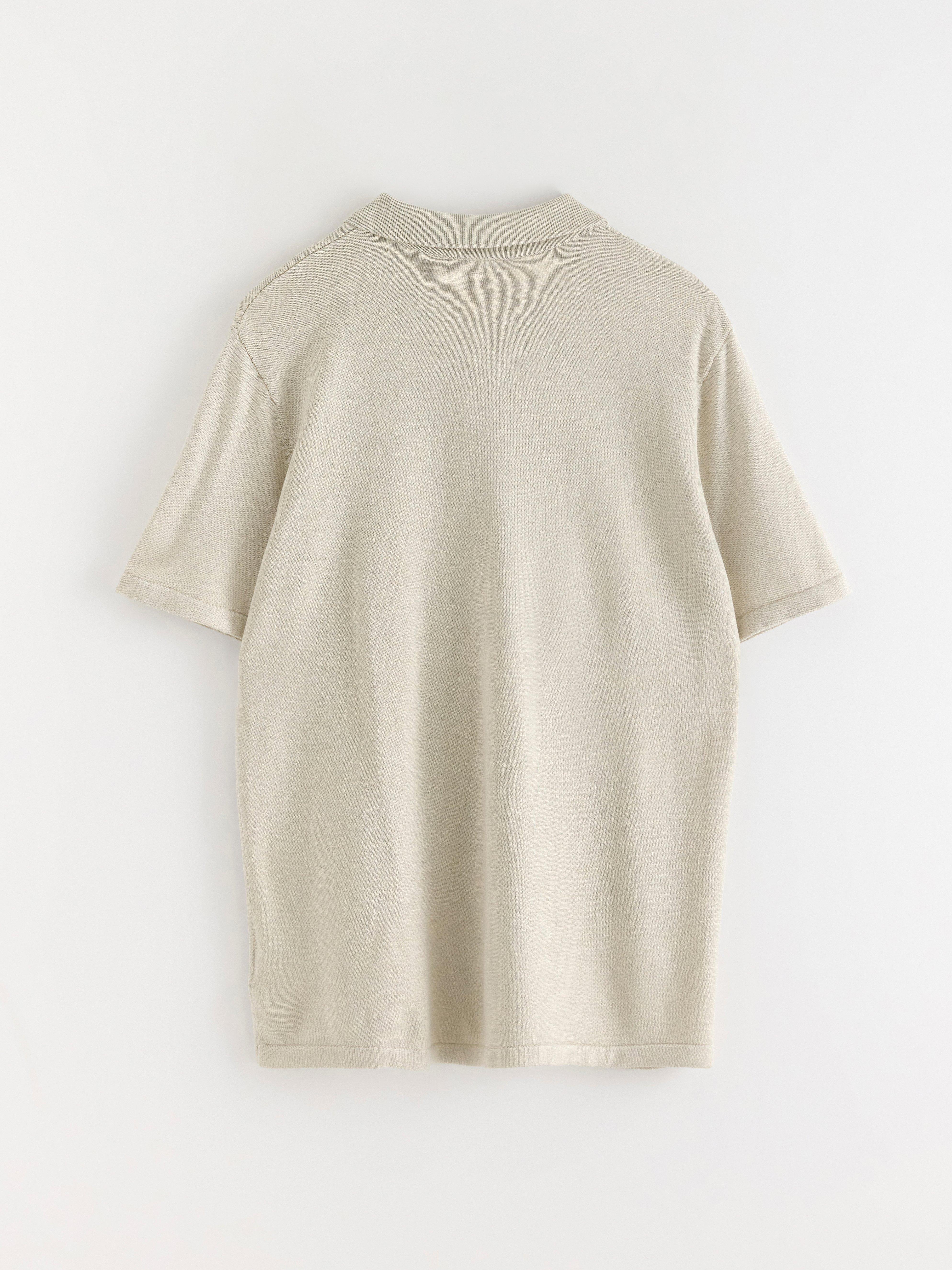 Camisa polo de malha fina, cor branco escuro acinzentado