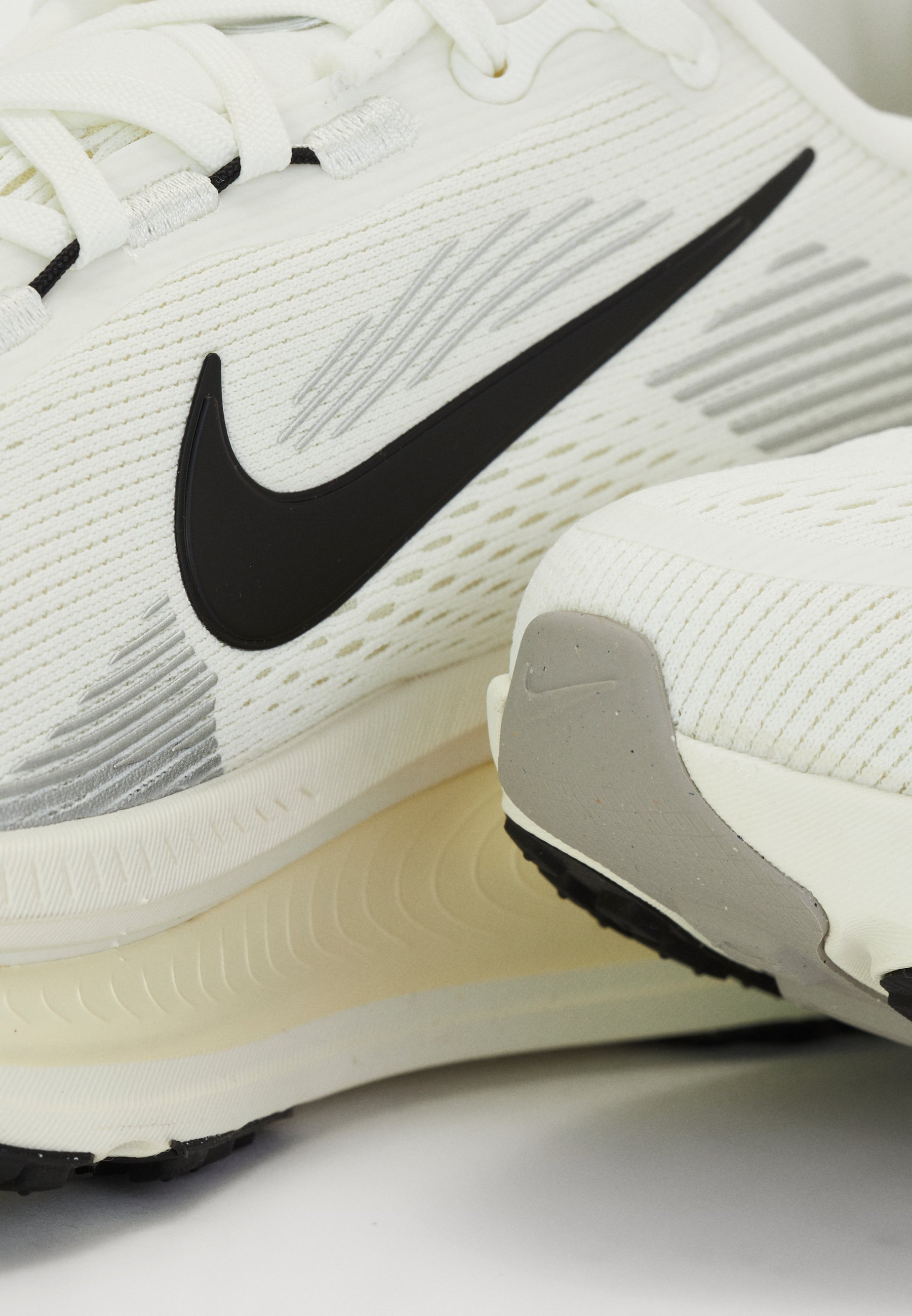 Nike Performance VOMERO 18 - Hardloopschoenen voor op de weg - Summit wit/zwart/kokosmelk