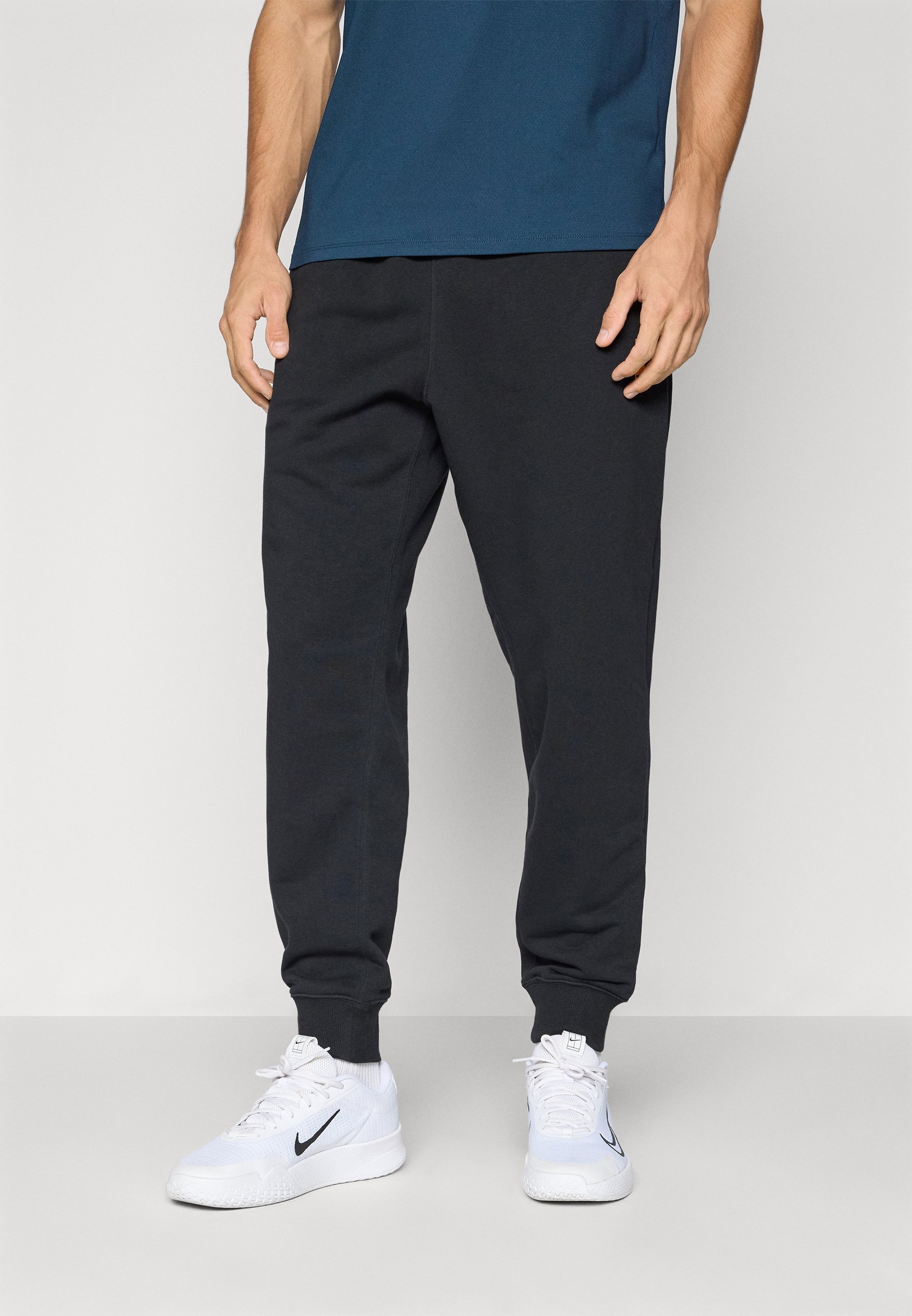 Nike Performance NIKECOURT HERITAGE PANT JOGGER - Spodnie dresowe - czarne