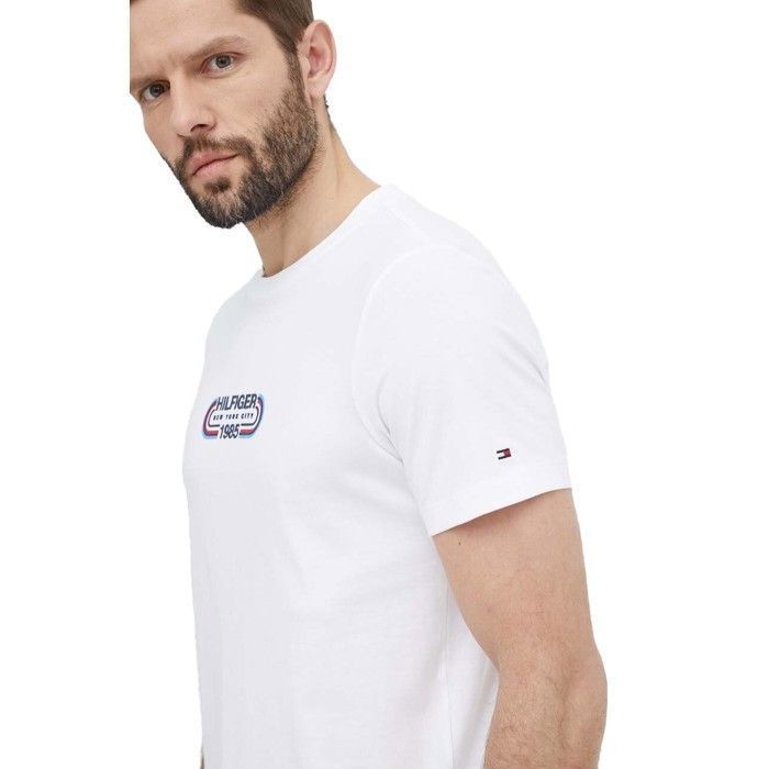 Camiseta masculina Tommy Hilfiger branca com estampa e modelagem regular.