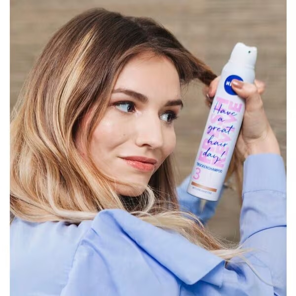 NIVEA Fresh Revive 3-v-1 suhi šampon za temno blond lase 200 ml