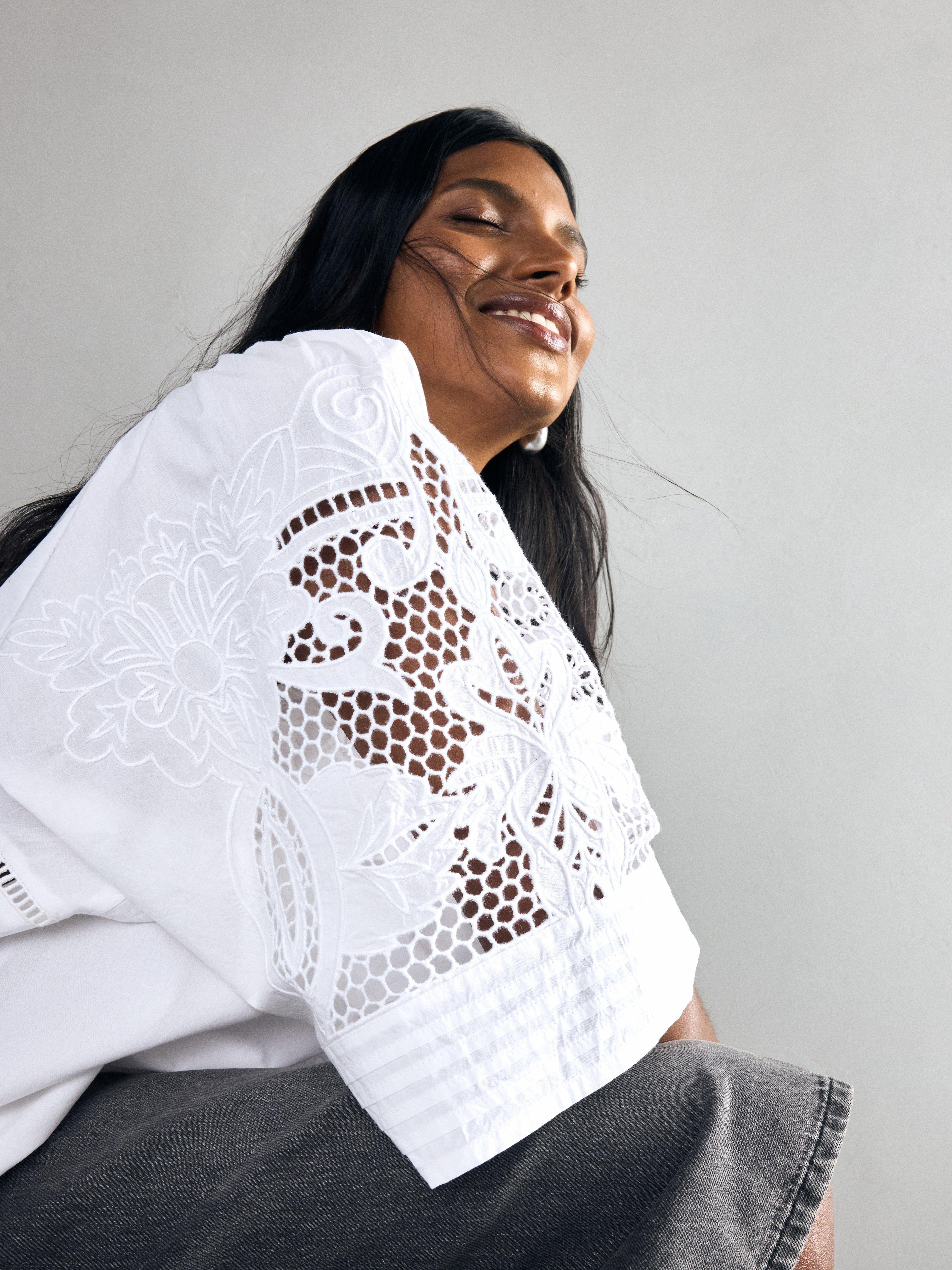 Bluse med broderi Hvit