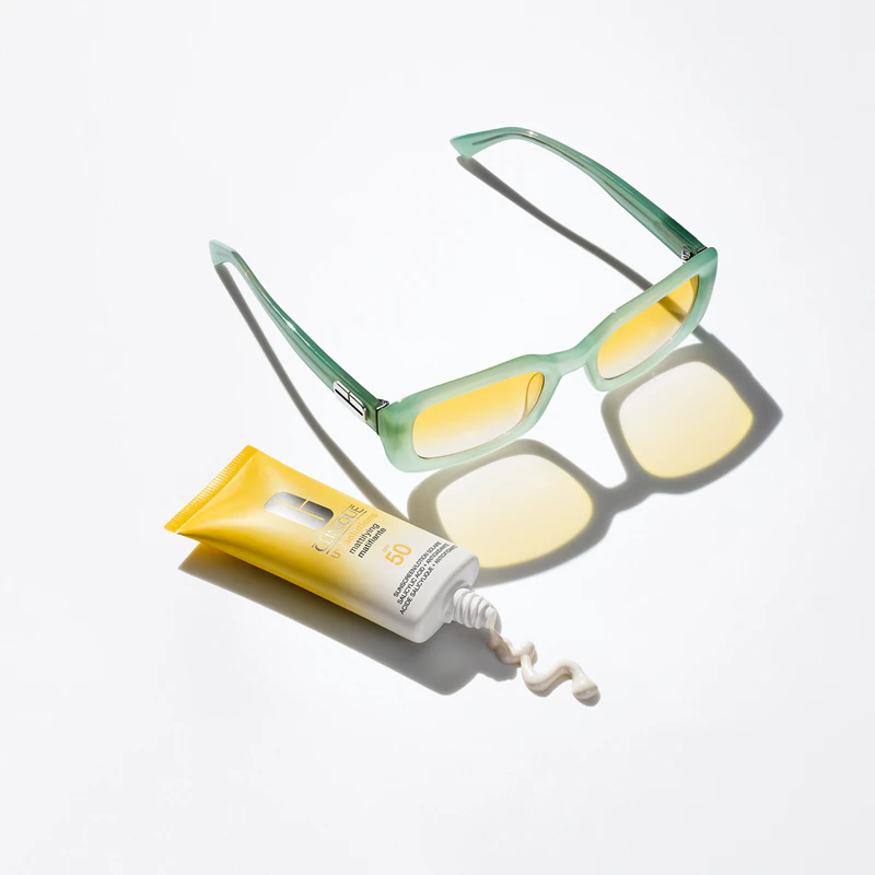 Protetor solar facial Clinique Sun UV Solutions FPS 50 com efeito matificante.