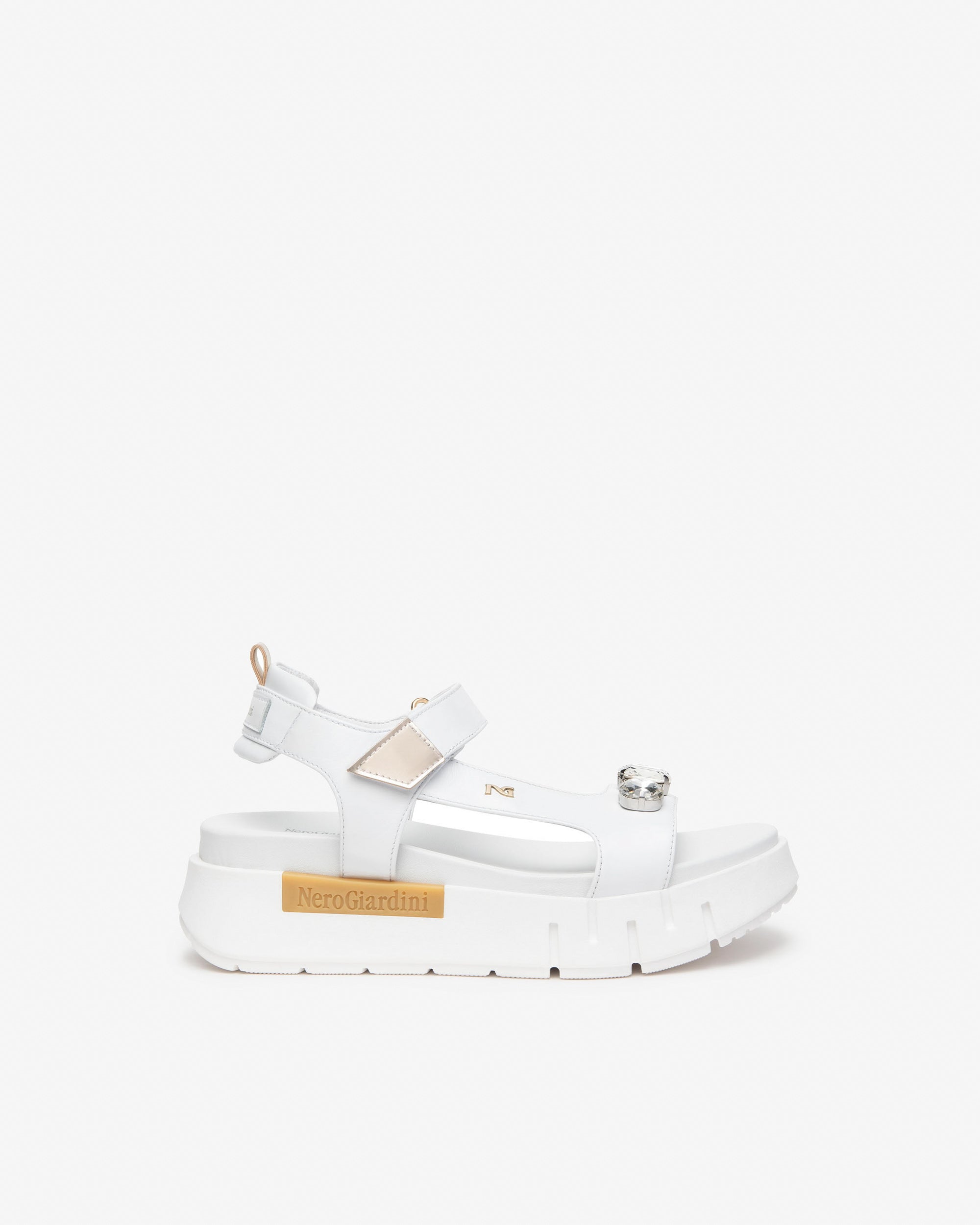  Damensandalen aus Leder und technischen Materialien