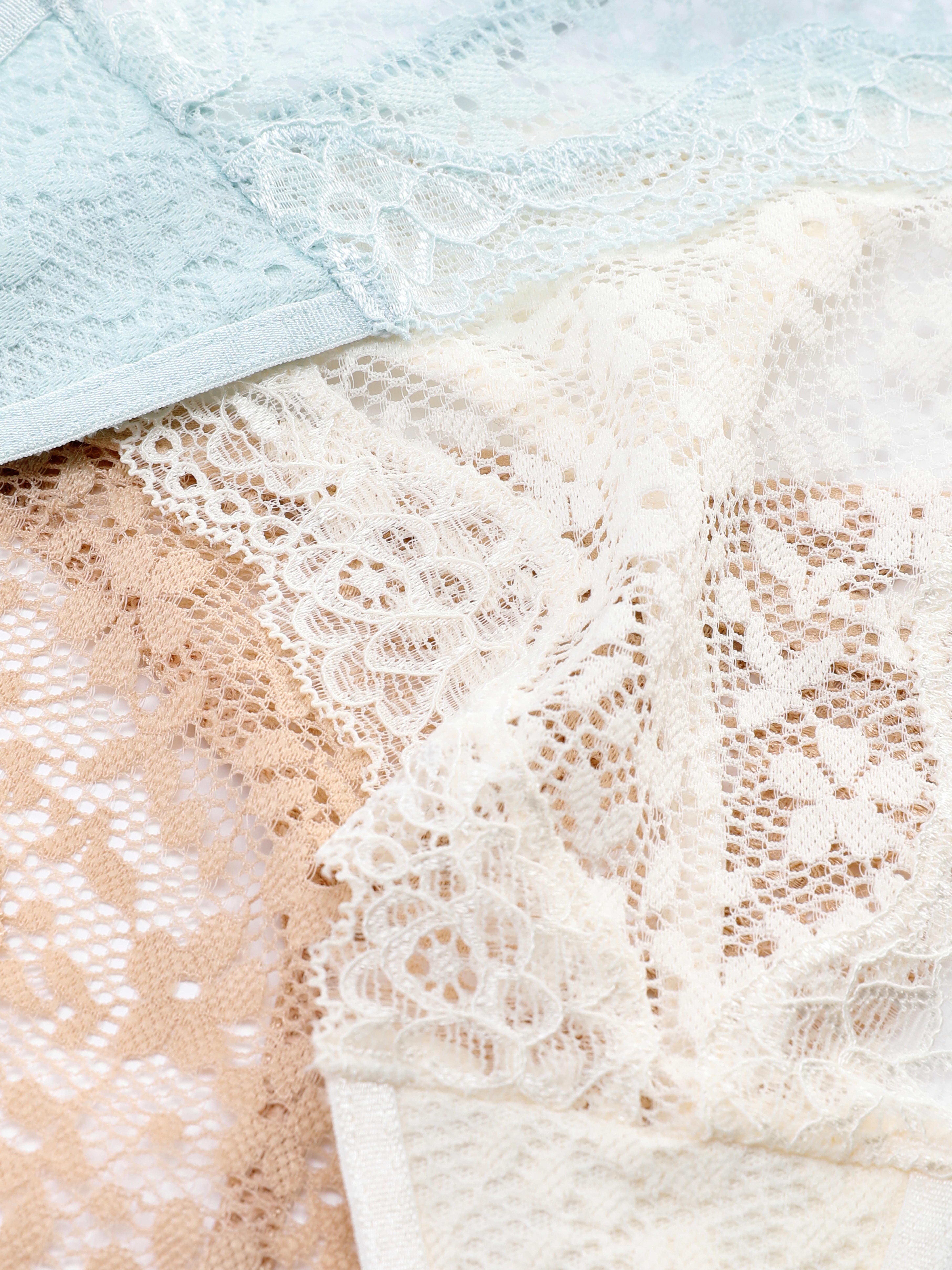 Spitzen-Tangas, 3er-Set Verleihen Sie Ihrer Lingerie mit diesen drei Spitzen-Tangas einen luxuriösen Touch.