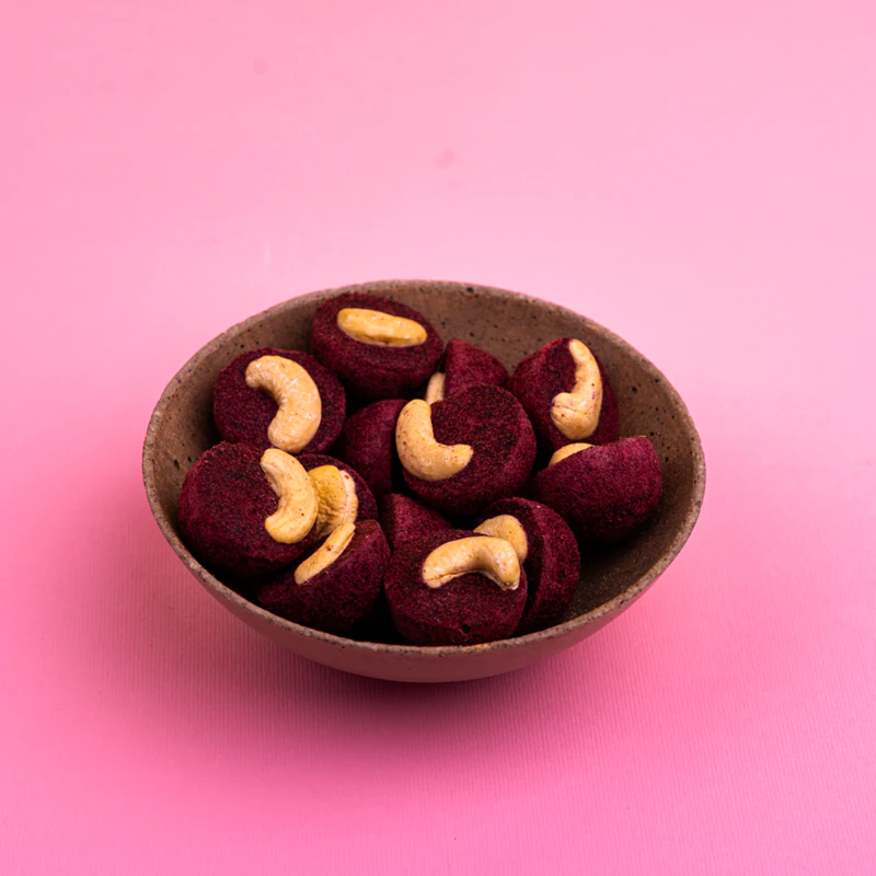 Comemos castanhas de caju saudáveis com uma cobertura crocante de frutos vermelhos. 100 g de fruta liofilizada com frutos secos.