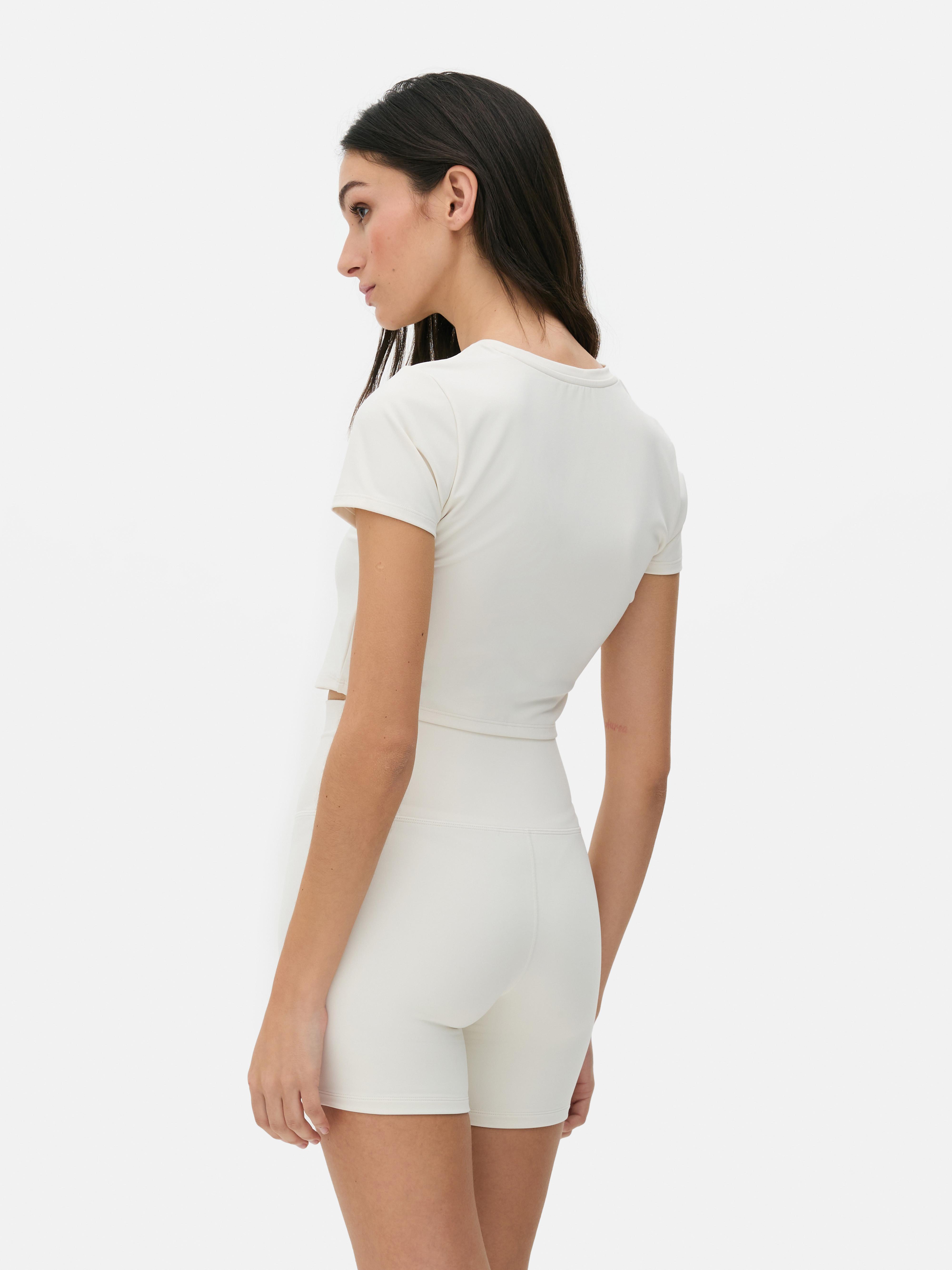 Top scurt moale, cu aspect untos Un top scurt moale, cu aspect untos, extra elastic și mâneci scurte