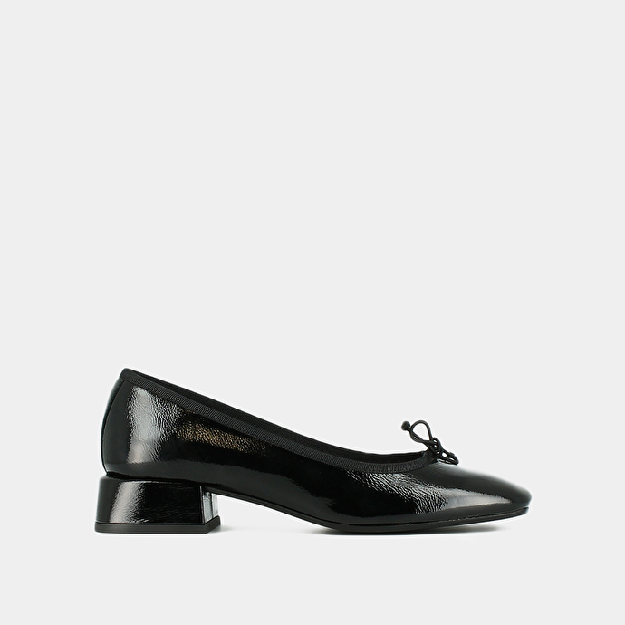Ballerines à talons et bouts carrés  en vernis plissé noir