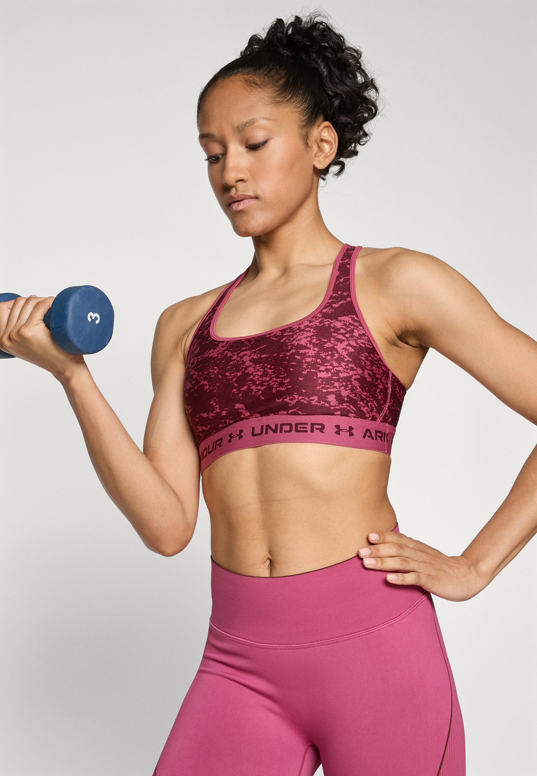 Under Armour CROSSBACK MID PRINT - Közepes tartást adó sportmelltartó - fukszia/sötét bordó