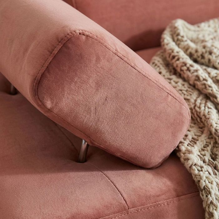 Sofá de canto Alfa em veludo rosa com encostos de cabeça ajustáveis.