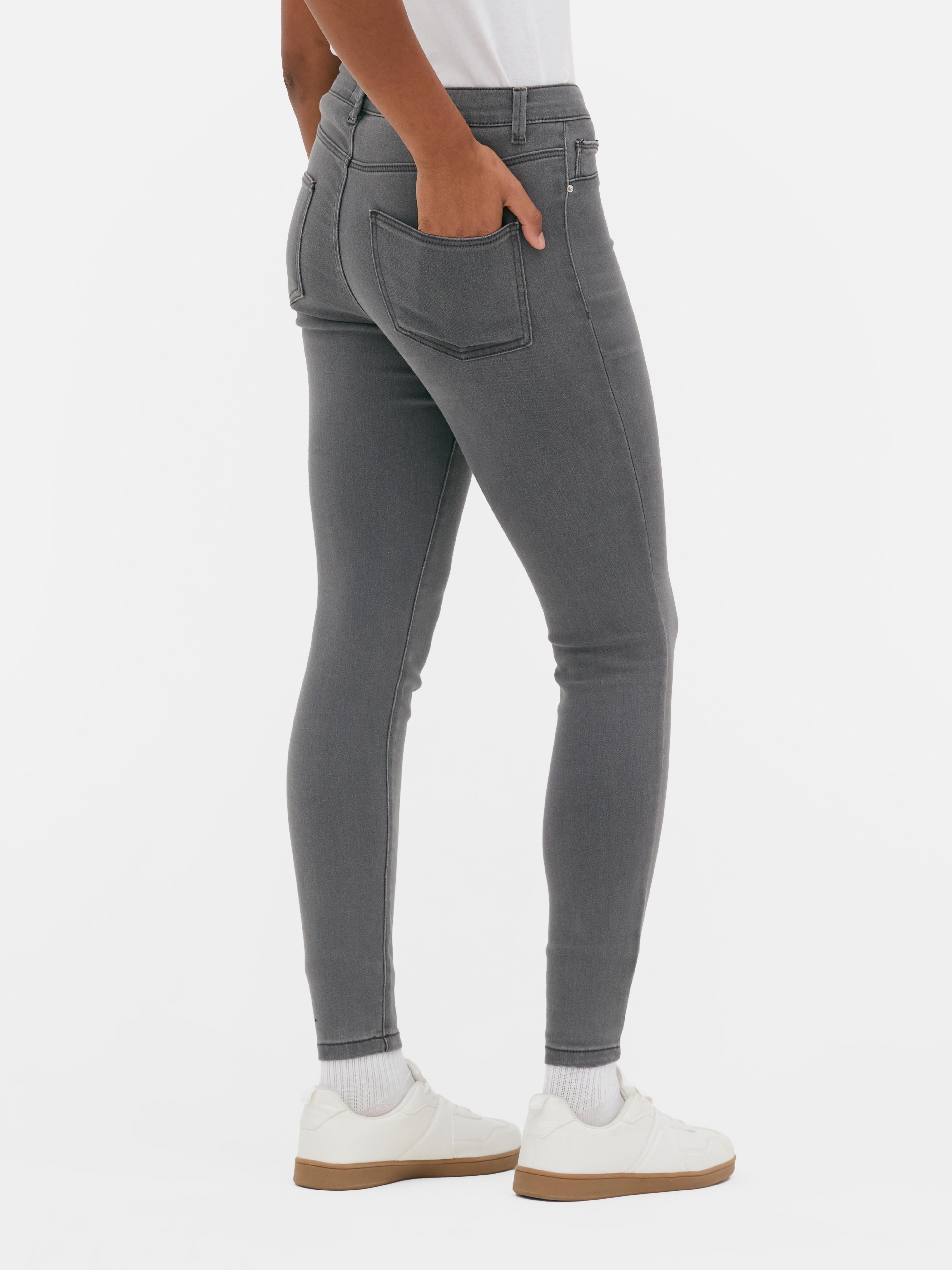 Blugi skinny simpli cu talie medie. Blugii sunt un must-have, iar noi adorăm acest stil mulat.