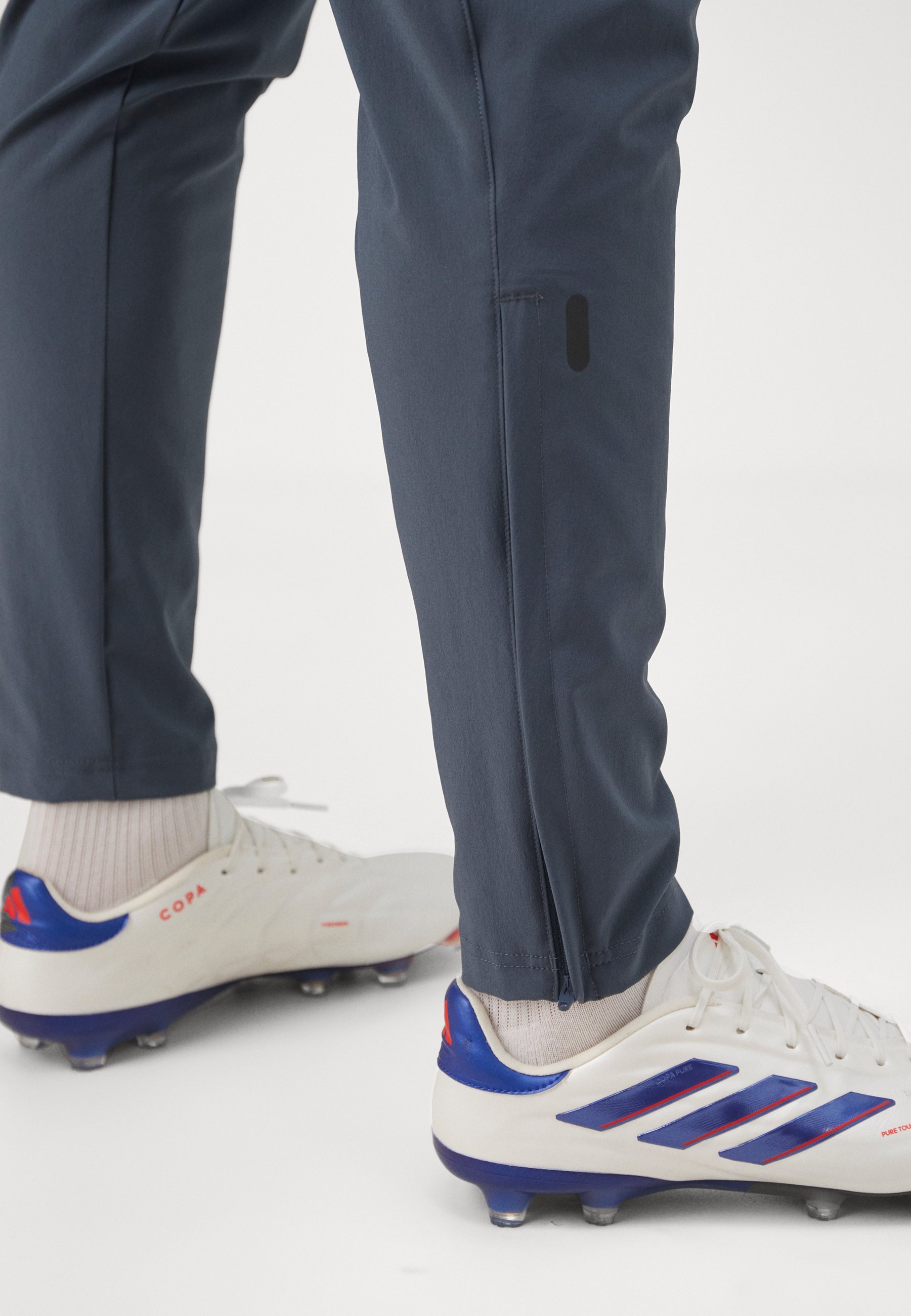 Pantalon de voyage adidas Performance FC BAYERN MUENCHEN TIRO25 COMPETITION VIS TECH - Tenue de club - Onyx audacieux/Corail facile