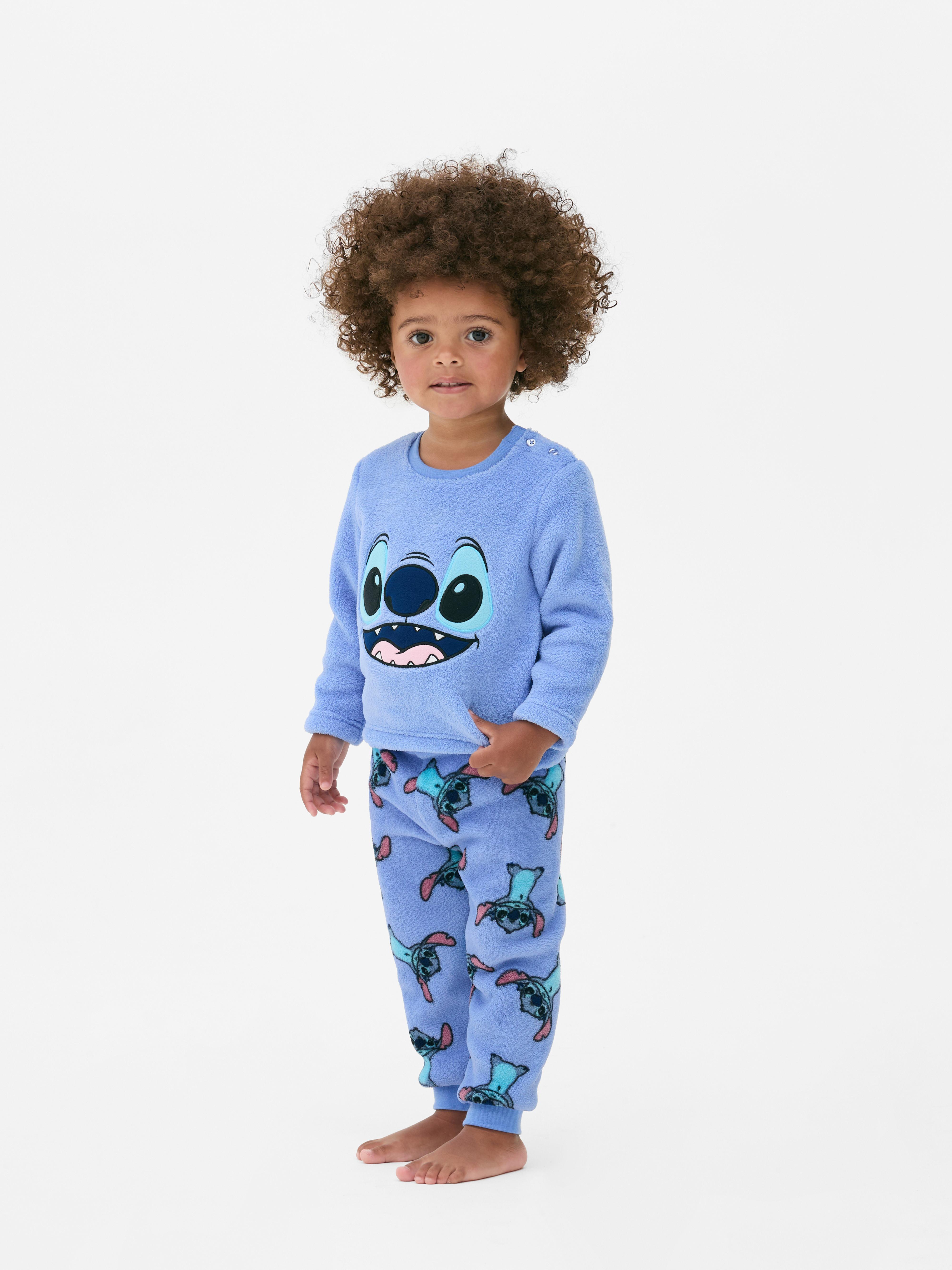 Pijamaua moale cu Stitch de la Disney. În această pijamaua Disney cu pantaloni și un top cu mâneci, micuțul tău se va simți confortabil și drăguț.