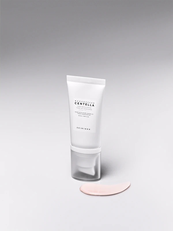 SKIN1004 Madagaskar Centella Tone Brightening Tone-Up zaščitni tonik za obraz z zaščito pred soncem in posvetlitvenim učinkom