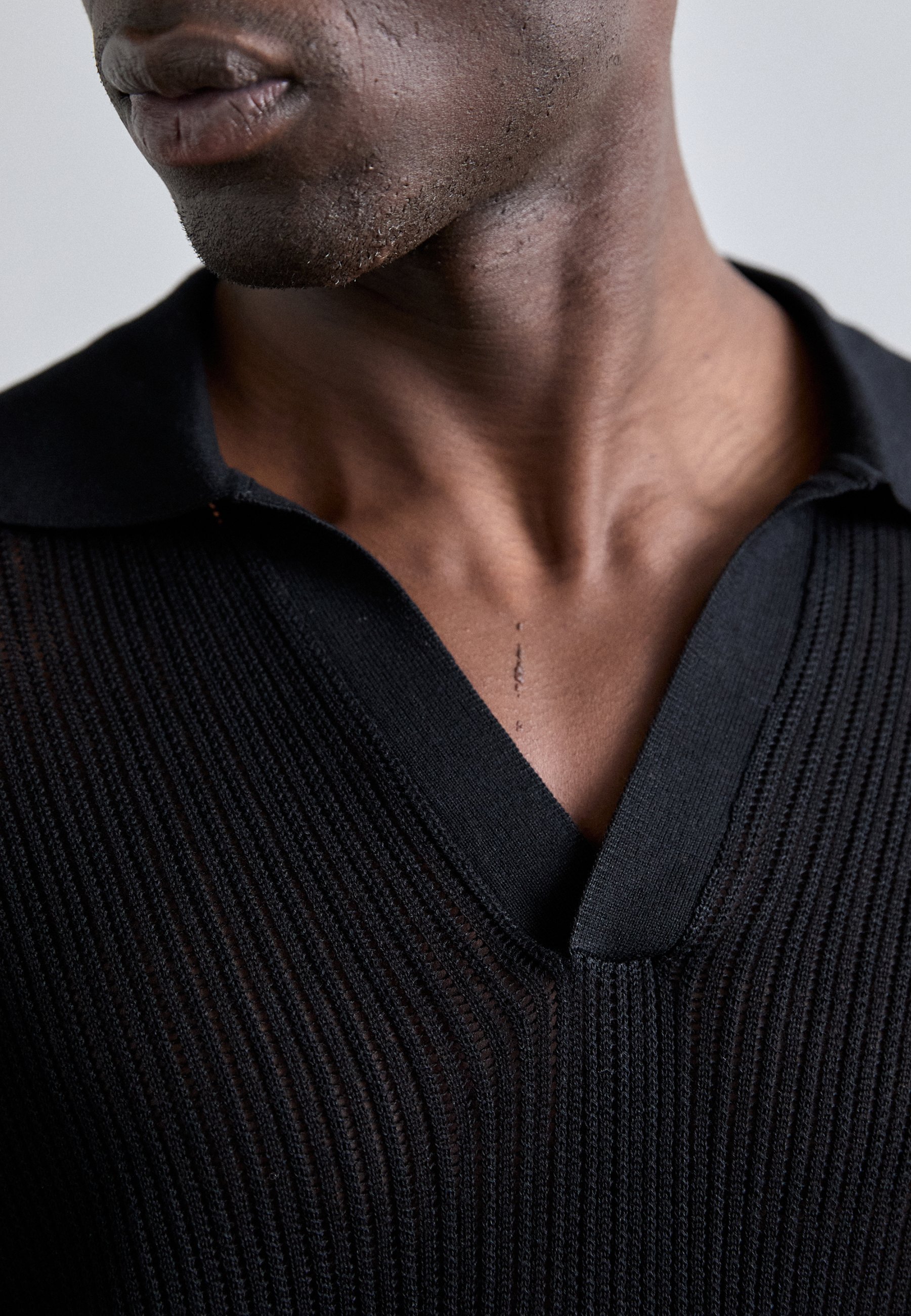 J.LINDEBERG TONI Pullover mit offenem Kragen – schwarz