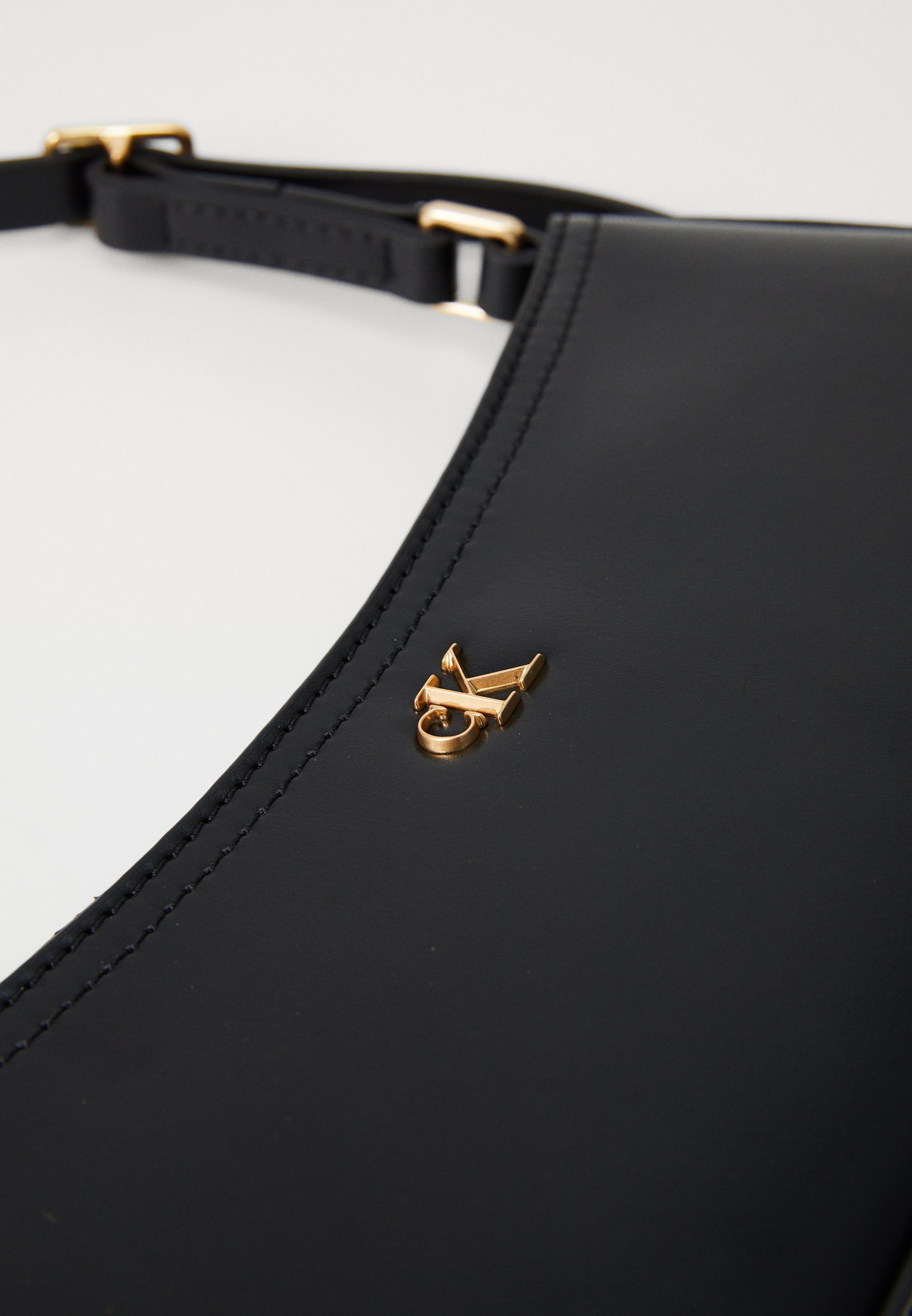 CALVIN KLEIN SMALL BAG - Kabelka - black
