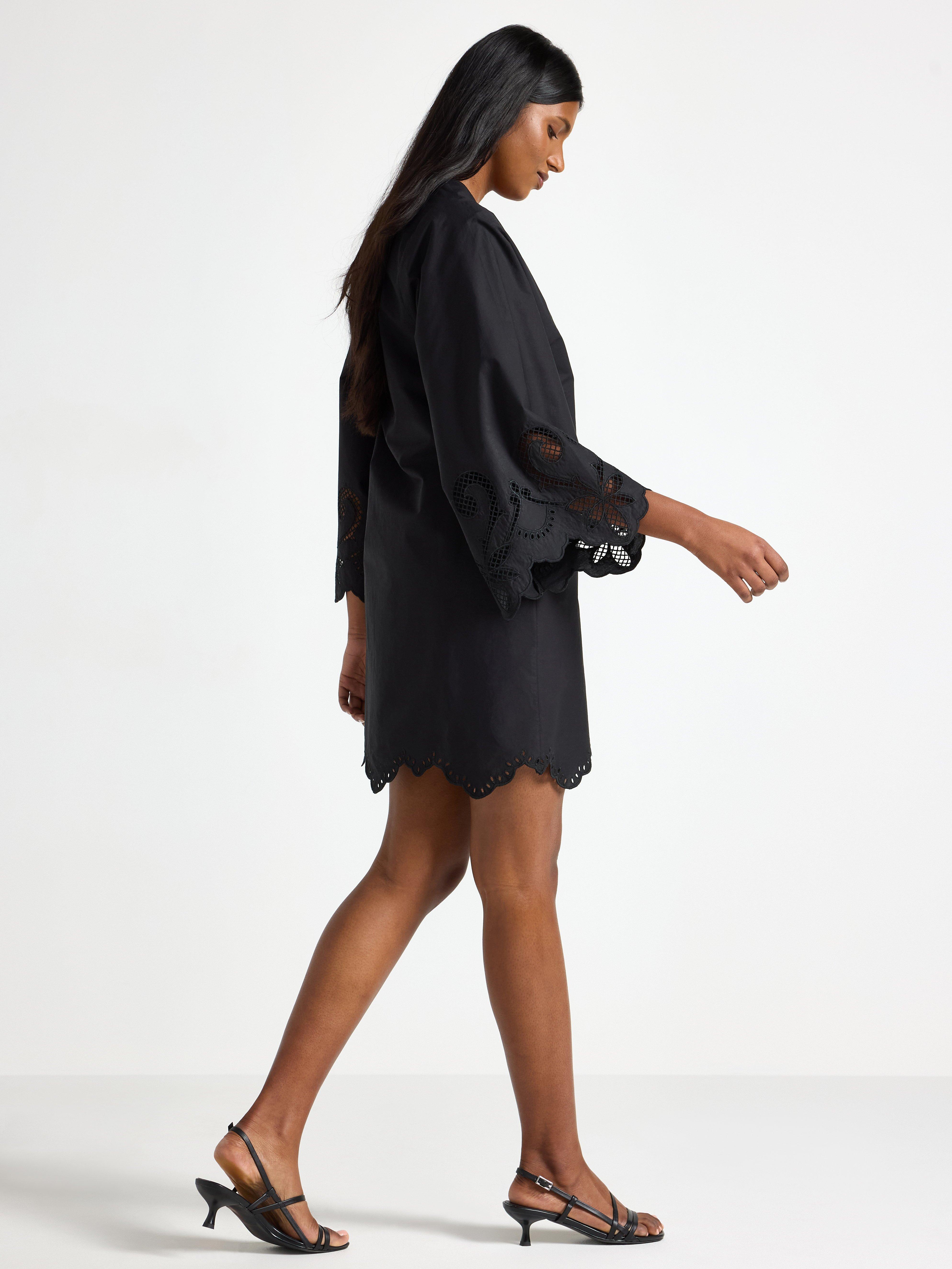 Mini vestido com detalhes em renda preta