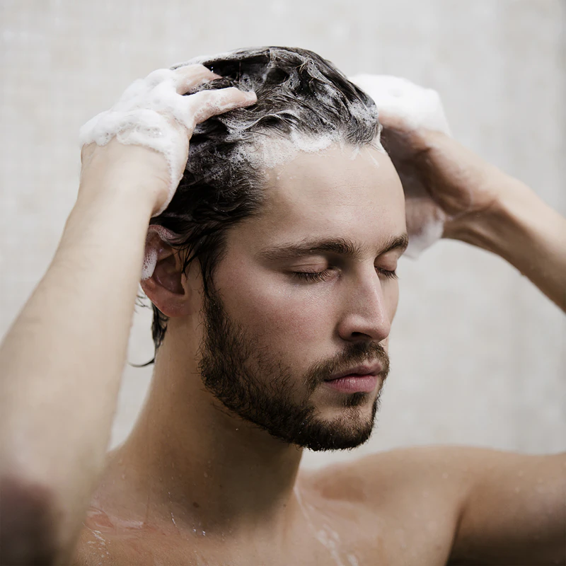 Hair Rituel by Sisley Shampoo Revitalizante e Suavizante com óleo de macadâmia para todos os tipos de cabelo.