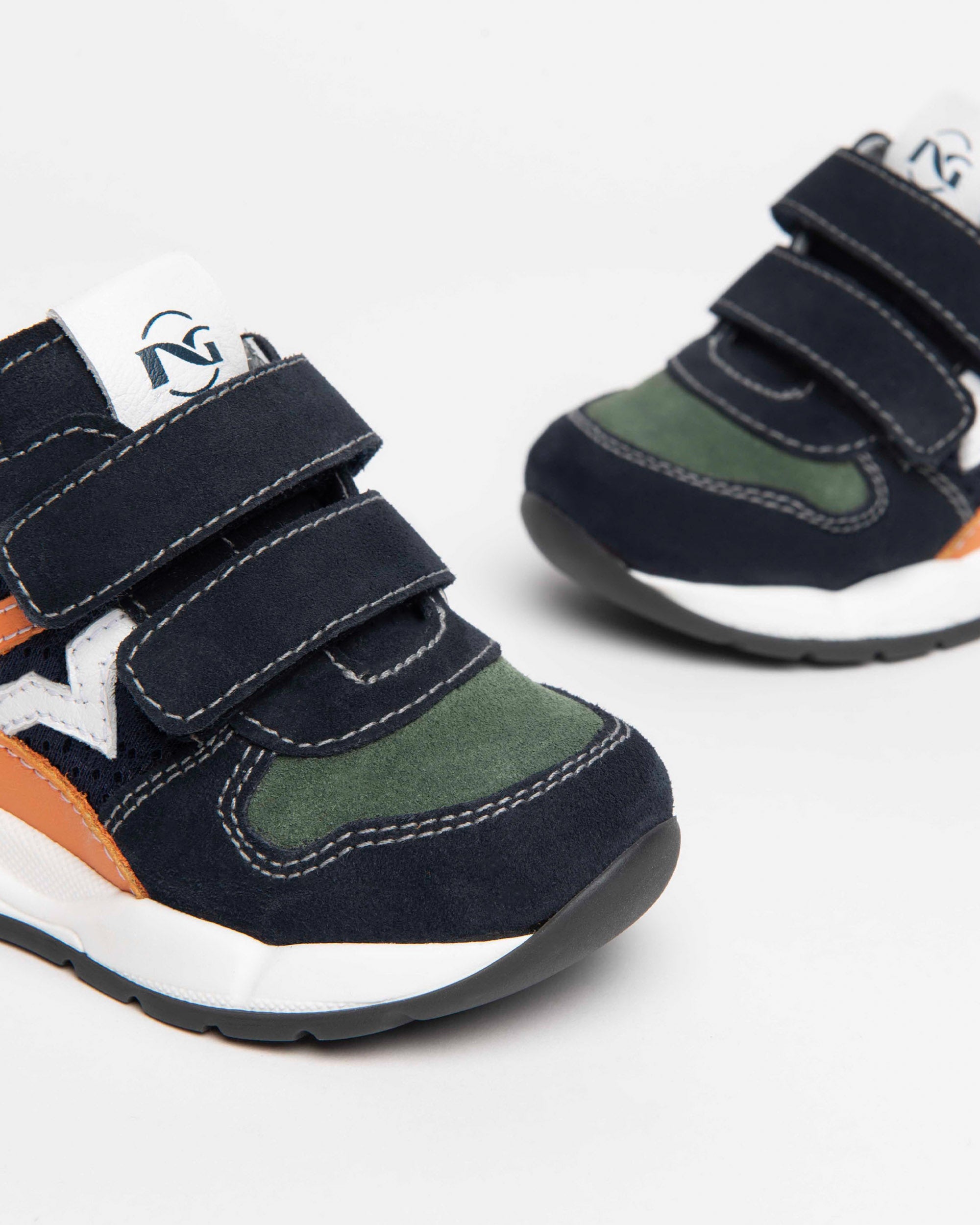  Baby-Sneaker aus Wildleder und Leder