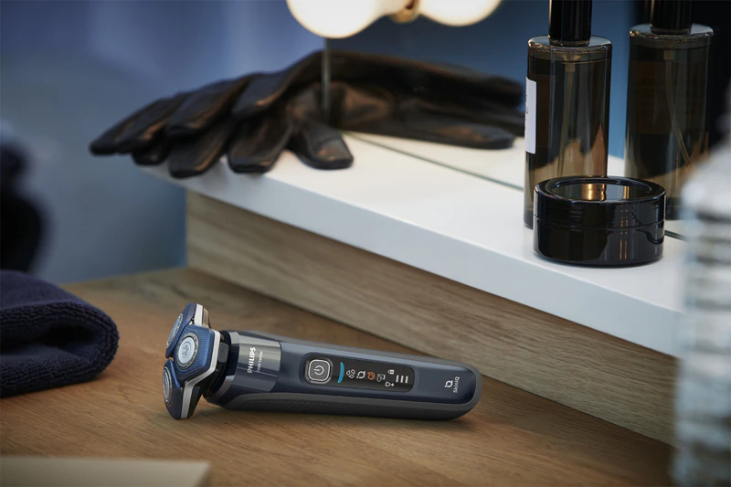 Aparelho de barbear elétrico Philips Série 7000 Wet & Dry S7882/55 para pele sensível