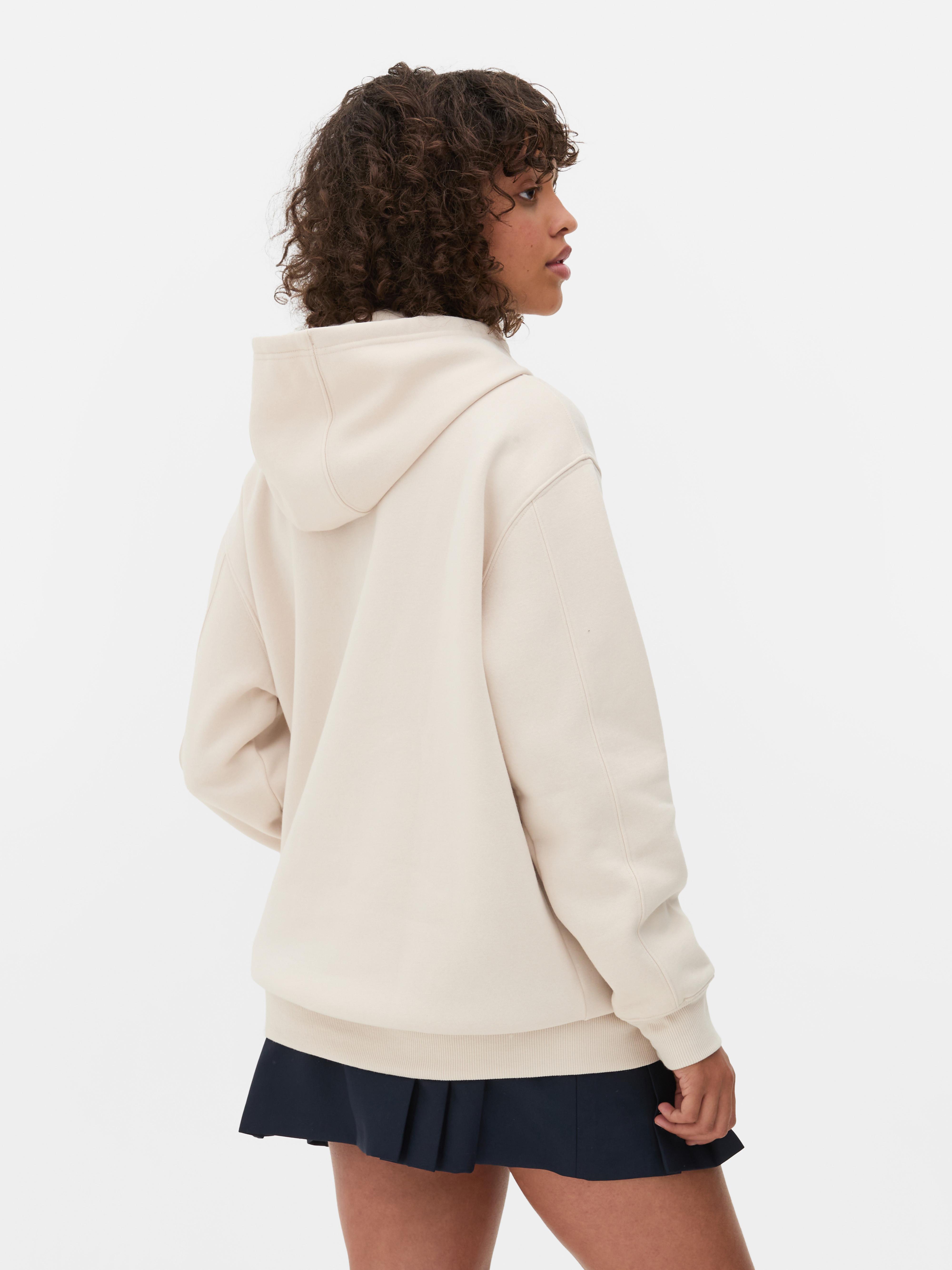 Οβερσάζ φούτερ με κορδόνι Ένα oversized φούτερ με κορδόνι, τσέπη καγκουρό και μοντέρνο μπροστινό μέρος