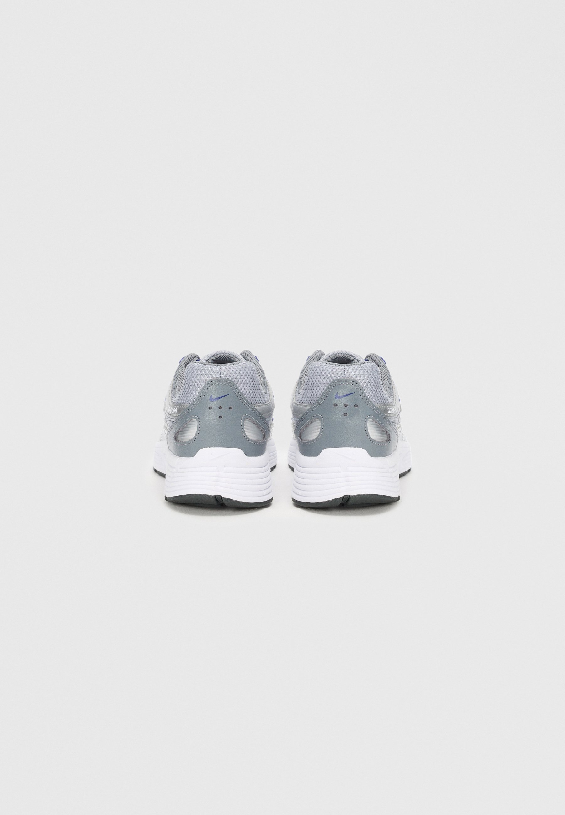 Nike Sportswear P 6000 UNISEX - Sneakers - wolfgrijs/wit/diepnacht/metallic zilverkleurig